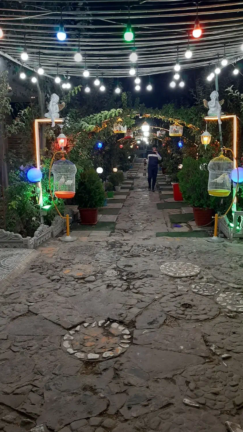 نیرو اقا رستوران|استخدام خدمات فروشگاه و رستوران|بروجرد, |دیوار