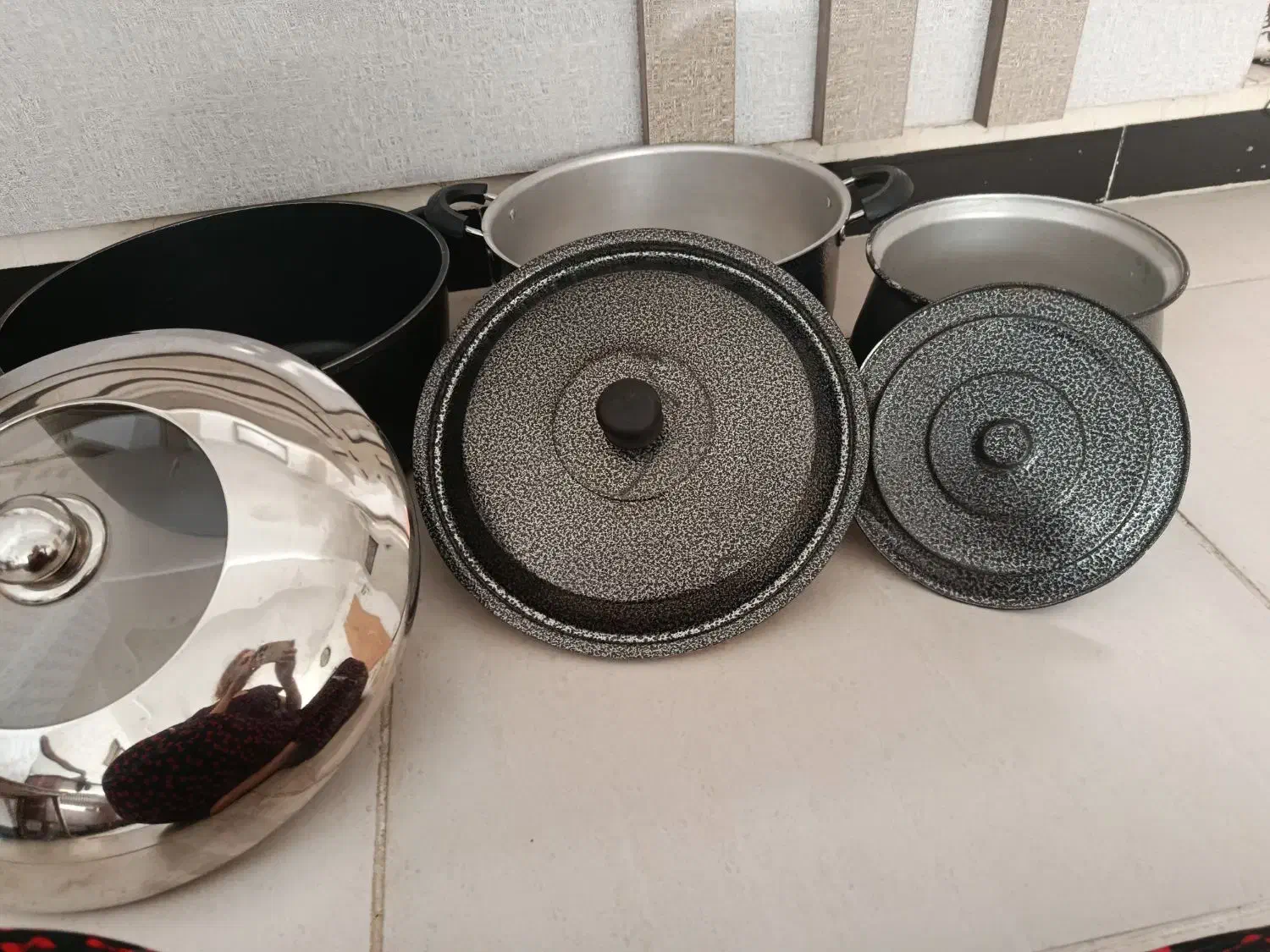 چند عدد قابلمه|ظروف پخت‌وپز|سنندج, |دیوار