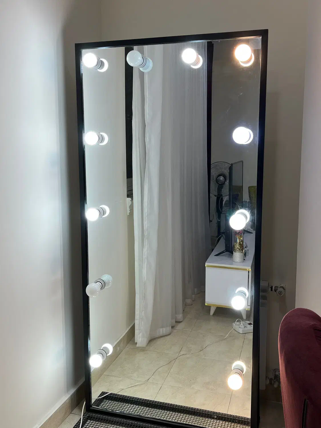 اینه بزرگ|آینه|رشت, کوی جام جم|دیوار