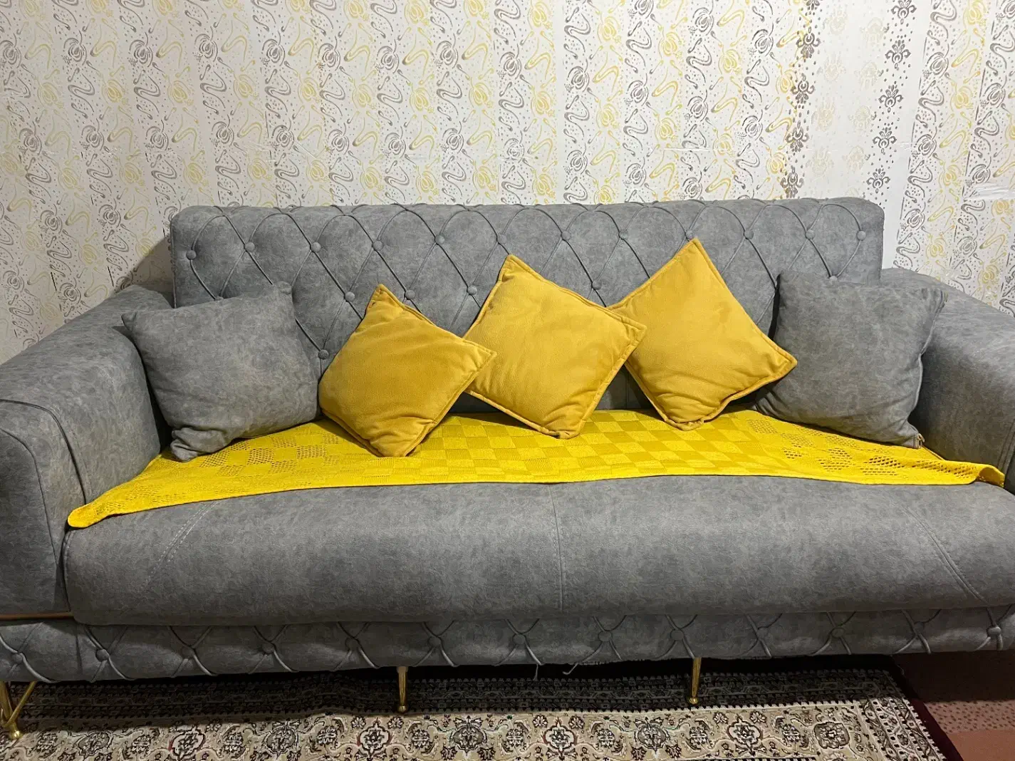 مبل ۷نفره همراه میز و عسلی|مبلمان خانگی و میز عسلی|میانه, |دیوار