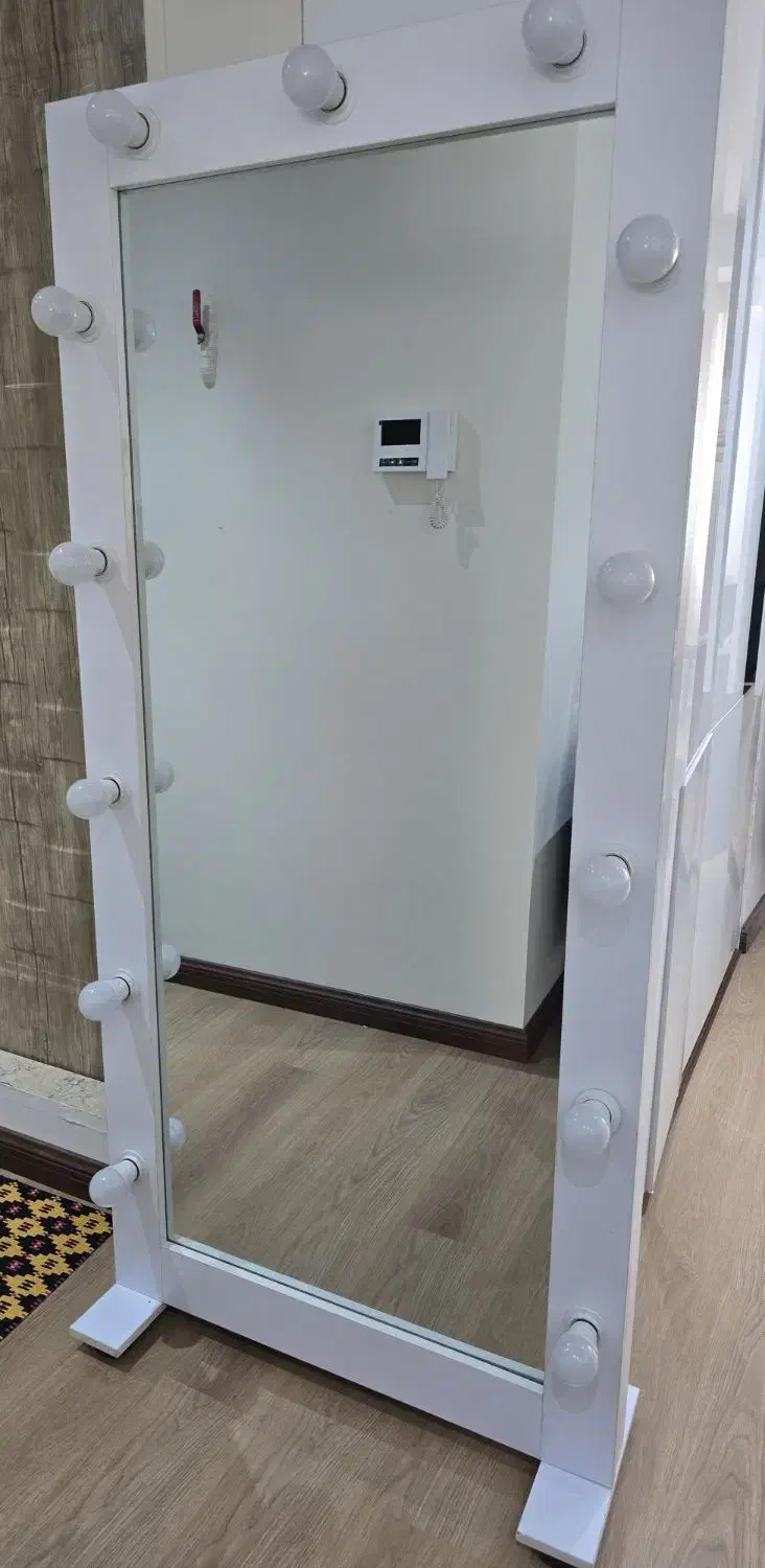 آینه قدی چراغ دار تمیز در حد نو|آینه|تهران, شهرک چیتگر|دیوار