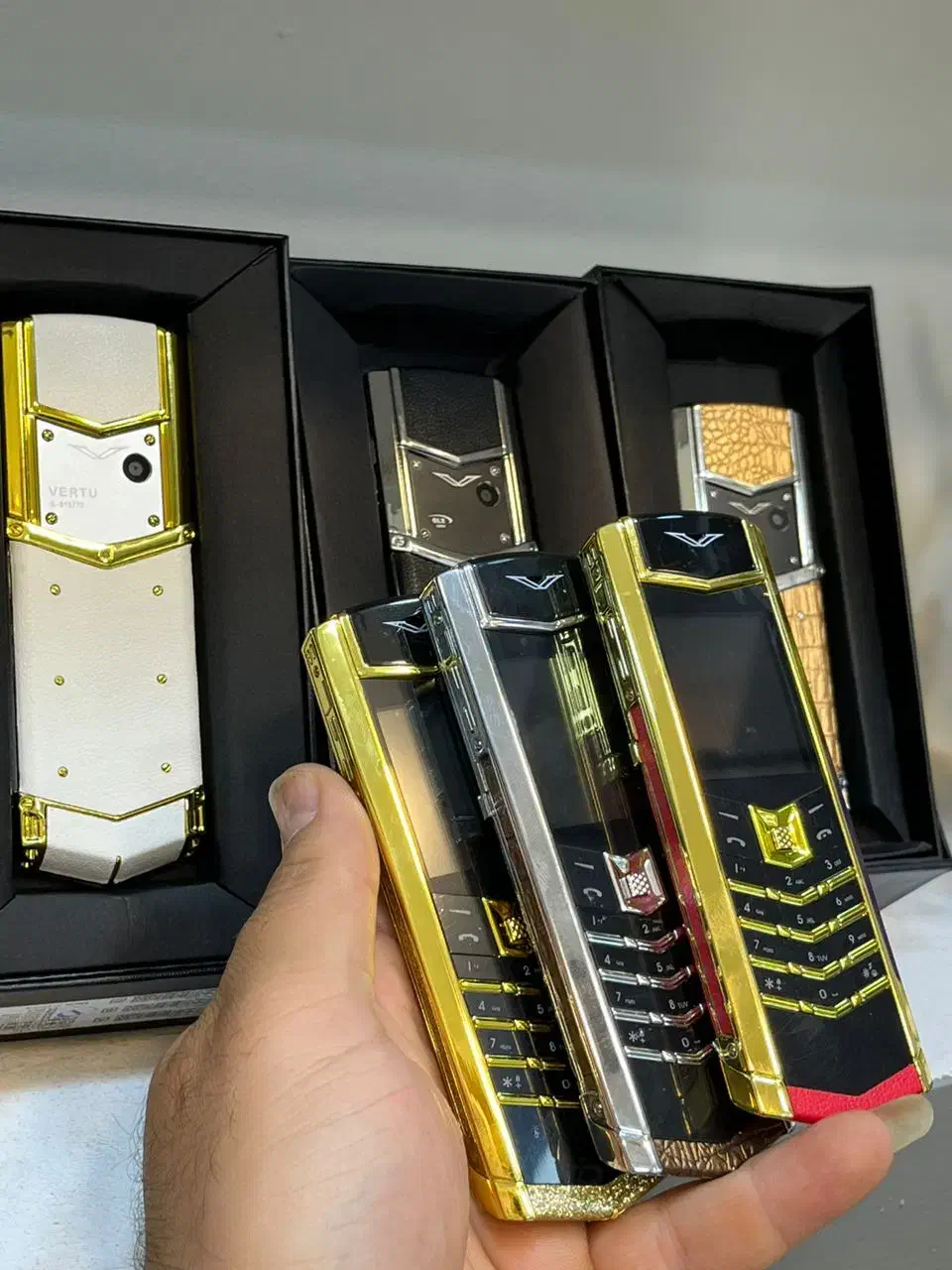 گوشی ساده v10 ورتو فول کپی رنگ ثابت باریجستری|موبایل|تهران, نازیآباد|دیوار