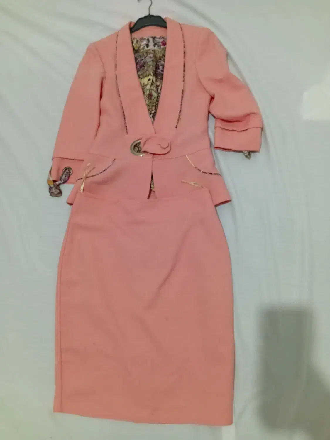 کت ودامن|لباس|دورود, |دیوار