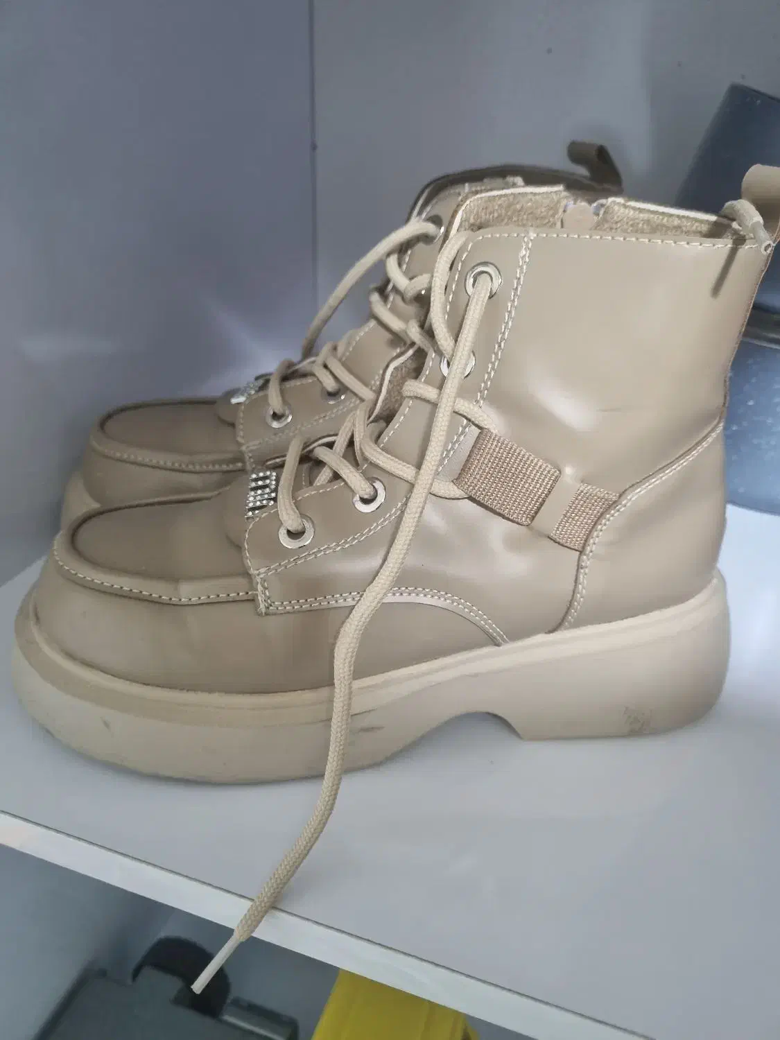 کفش|کیف، کفش، کمربند|پاسارگاد, |دیوار