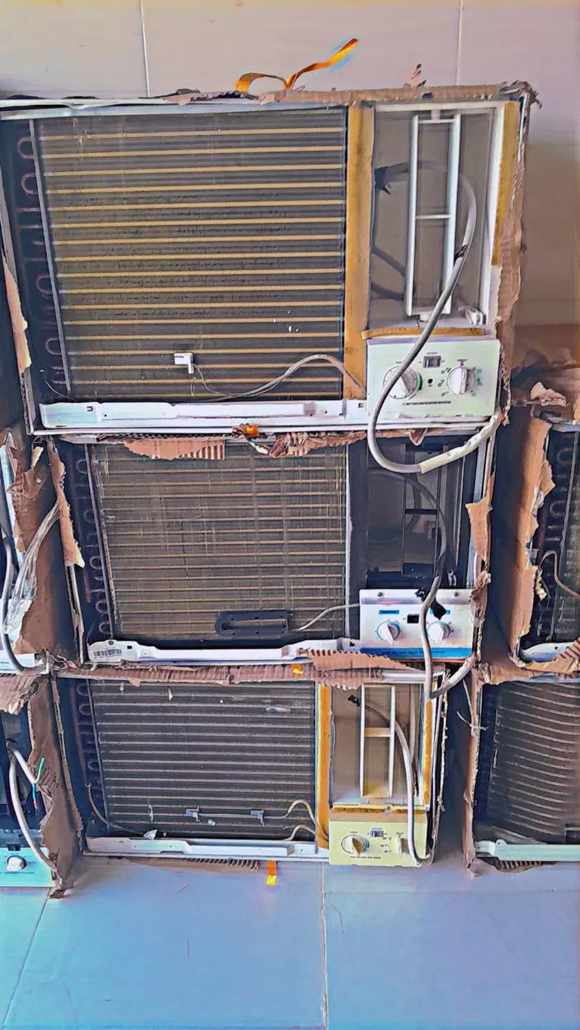 کولر پنجره ای در سمساری کوهی زاده|کولر گازی و فن‌کوئل|سیریک, |دیوار