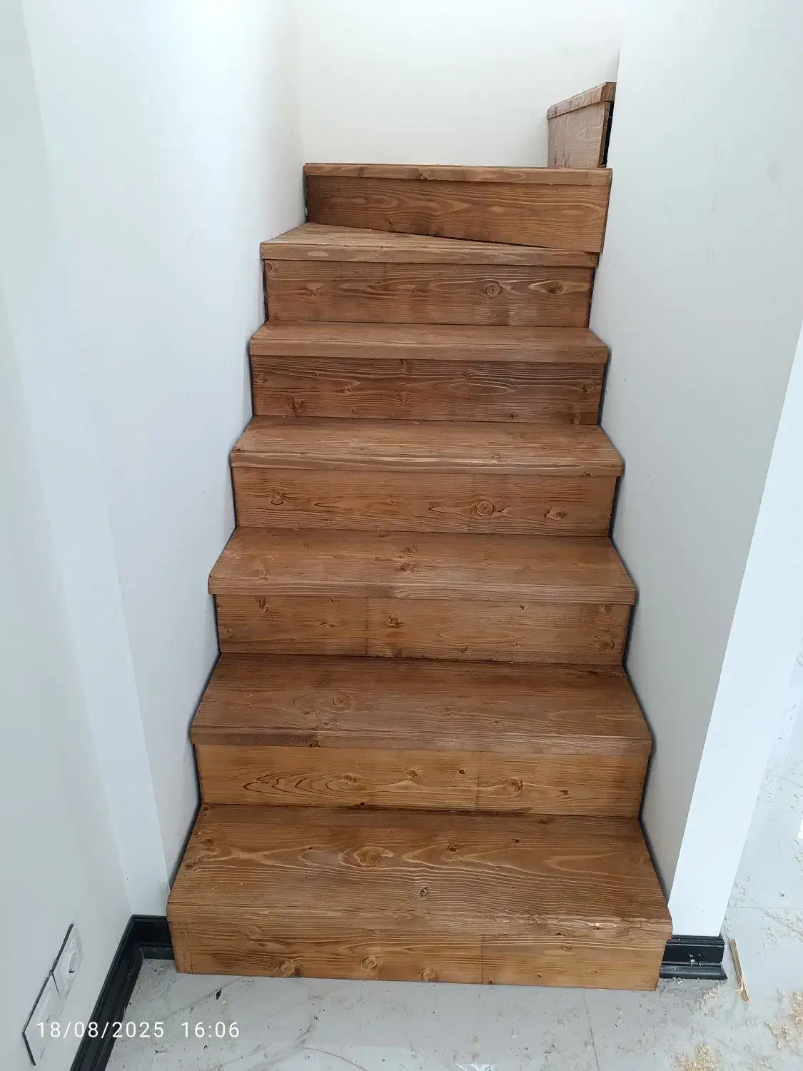 کاور چوبی پله های بتونی|مصالح و تجهیزات ساختمان|رشت, کوی طالقانی|دیوار