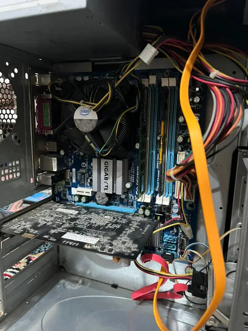 کیس با قطعات سالم و تمیز|رایانه رومیزی|اهواز, منبع اب|دیوار