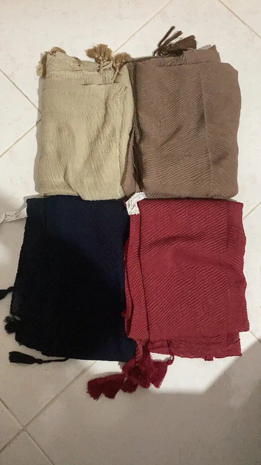 کت و تعدادی شال|لباس|گرگان, |دیوار