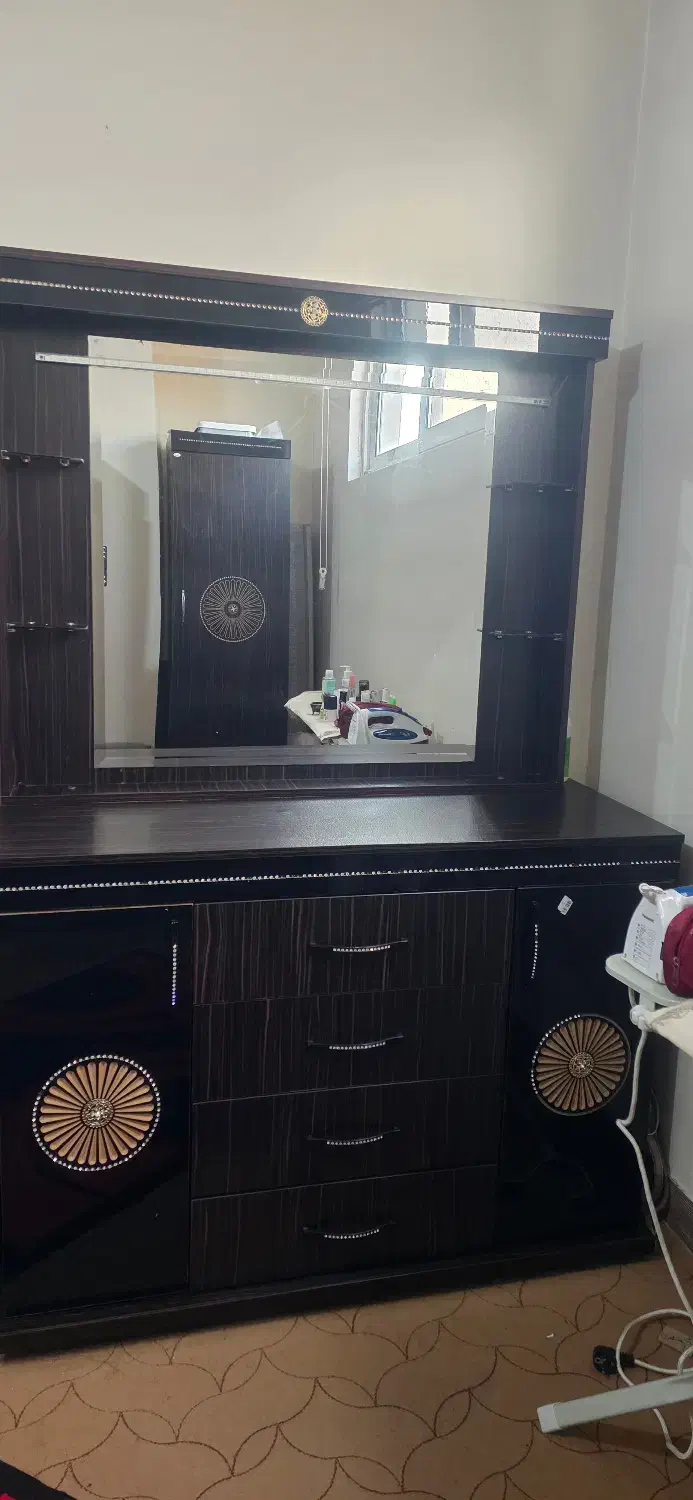 تخت دو نفره و میز آرایش|تخت و سرویس خواب|تیران, |دیوار