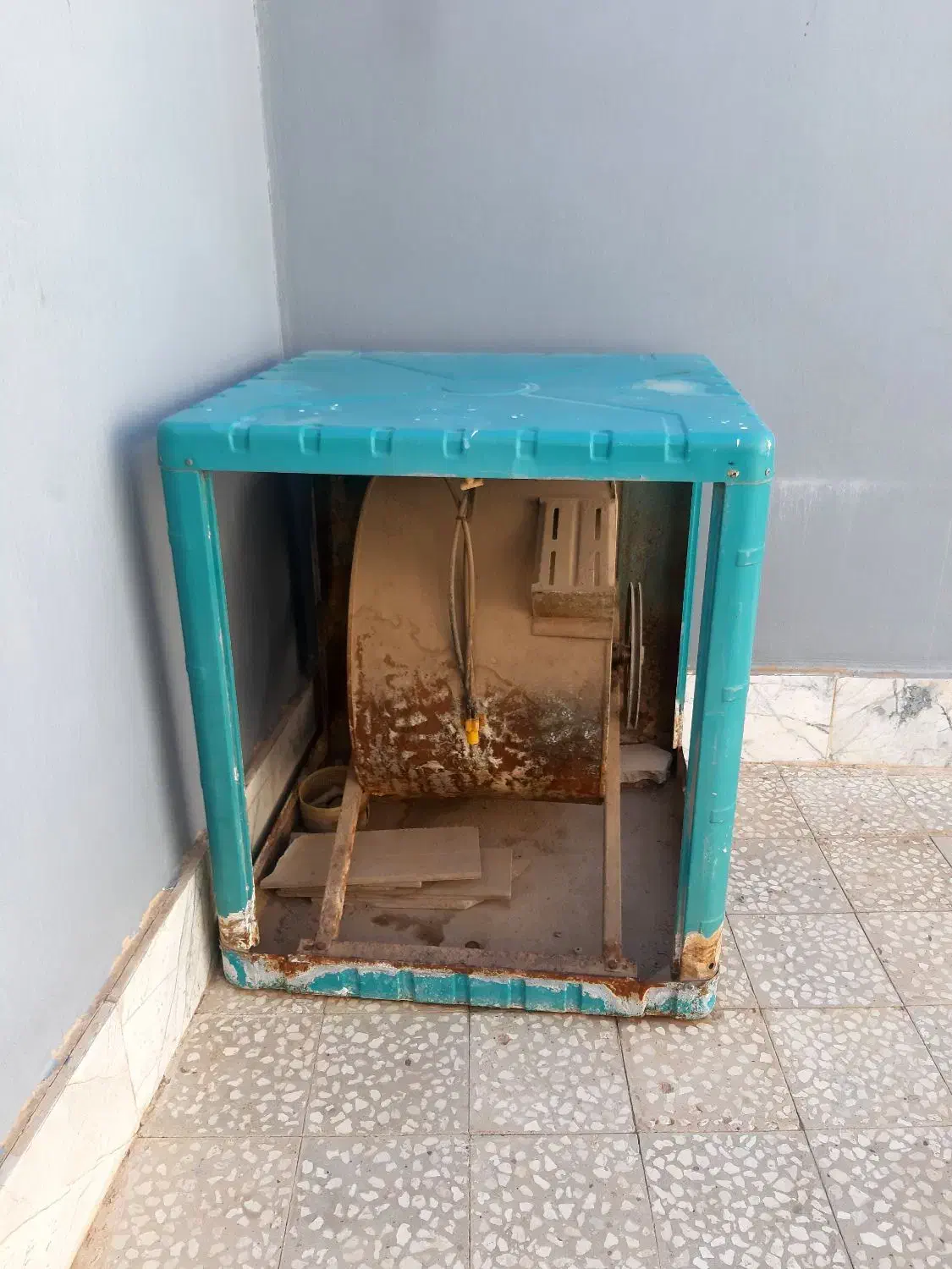 اتاقک کولر|کولر آبی|کاشان, گریه|دیوار