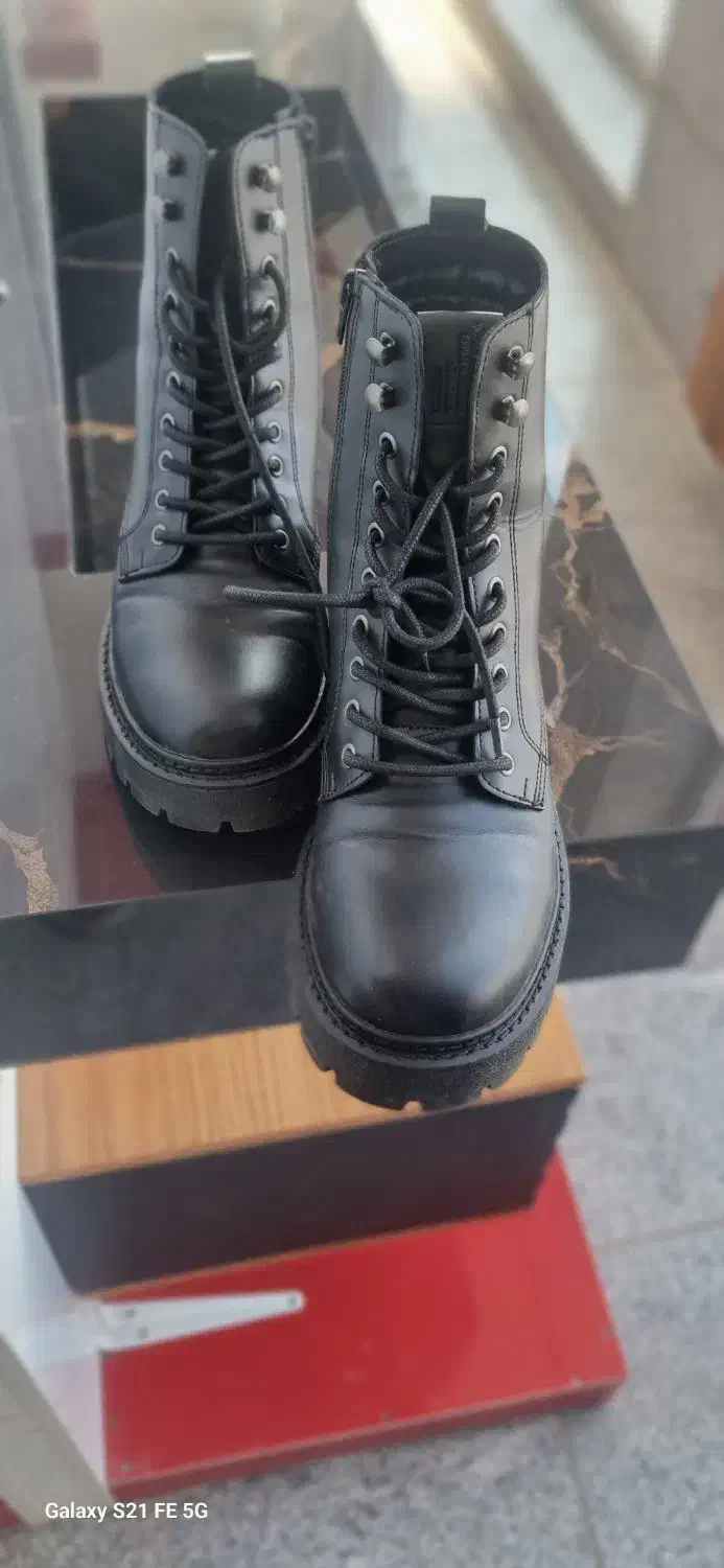 بوت مردانه|کیف، کفش، کمربند|رباط‌کریم, رباط‌کریم|دیوار