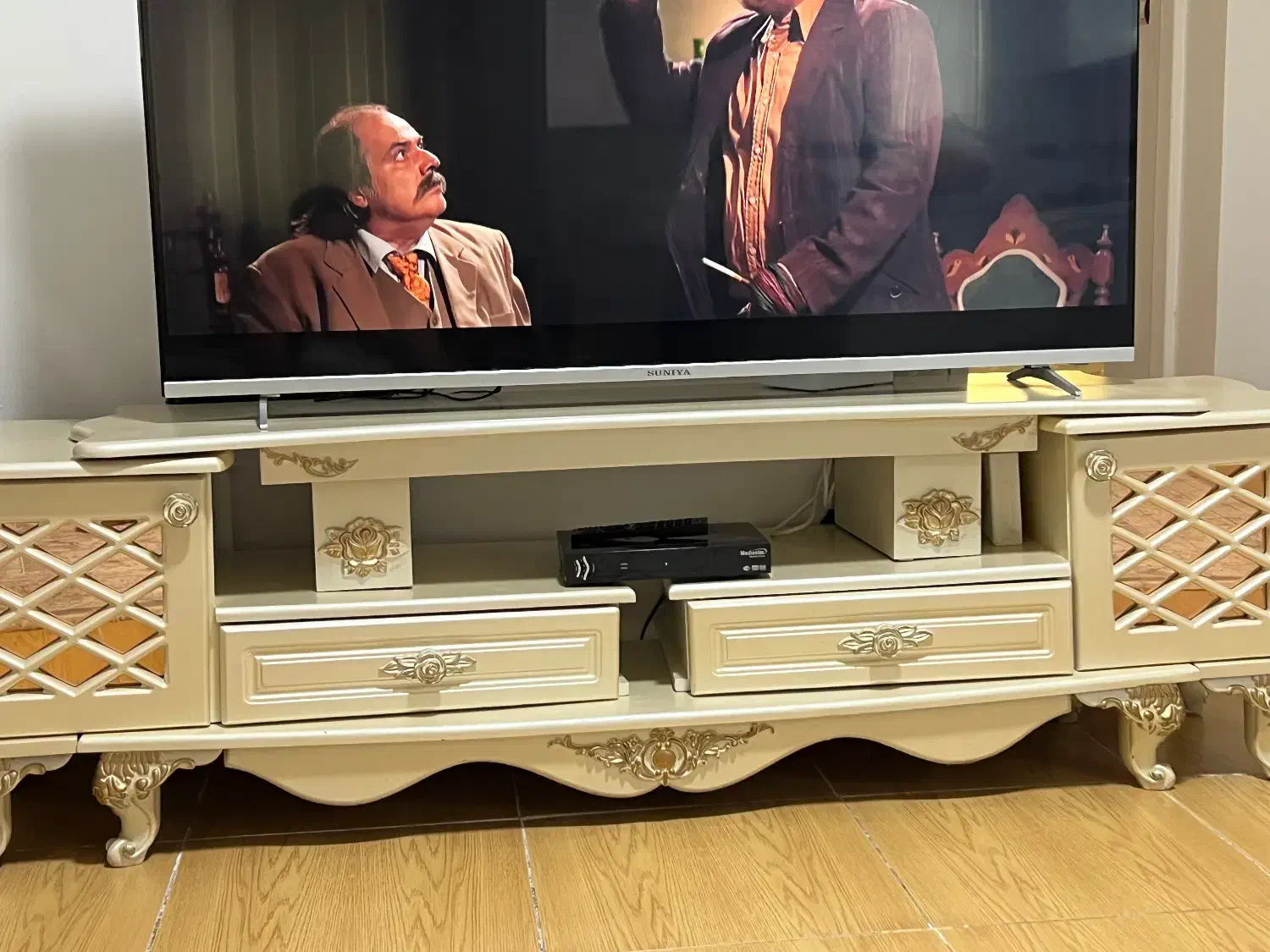 میز تی وی|میز تلویزیون|رشت, حمیدیان|دیوار