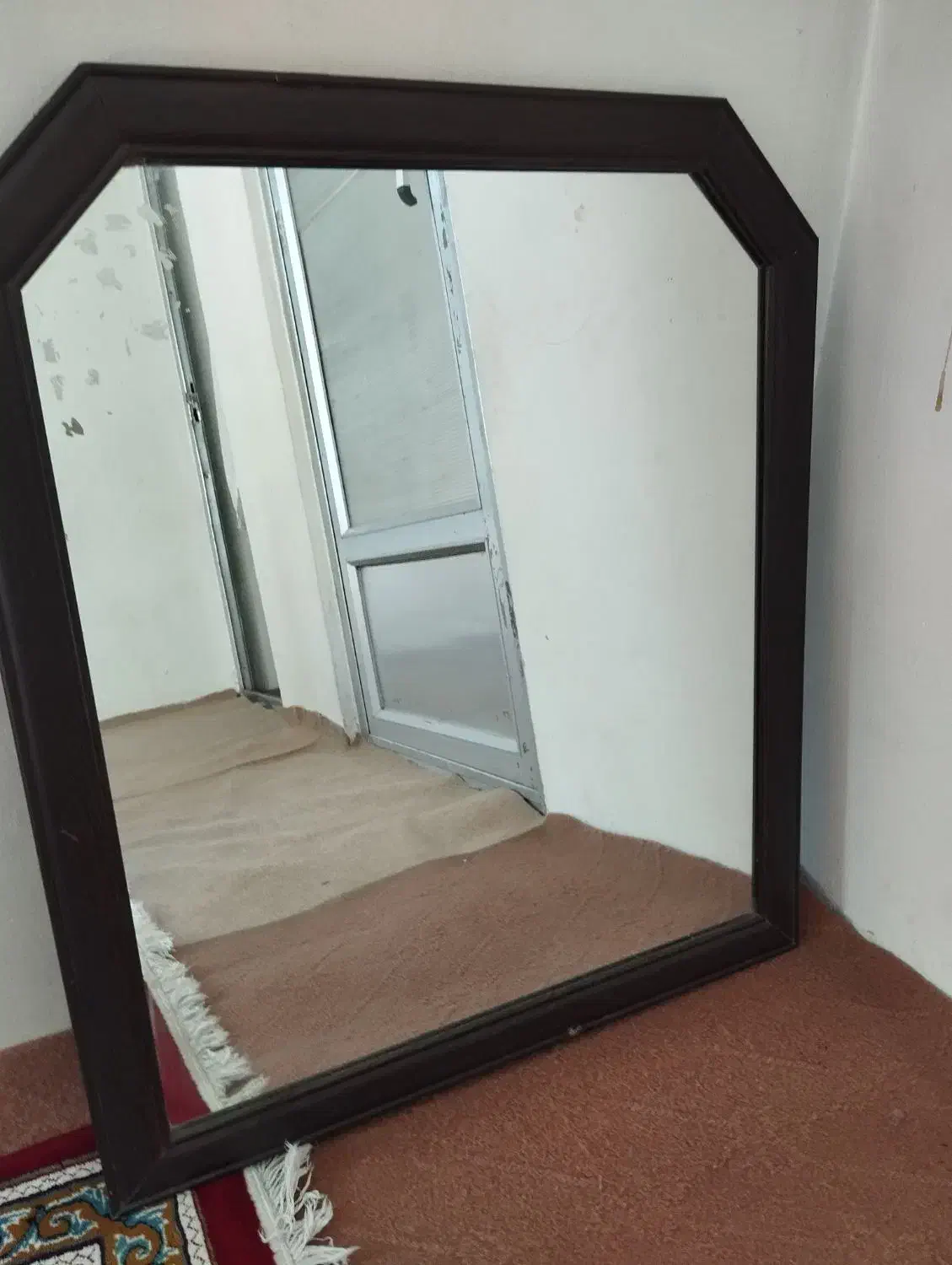 یک عدد آینه|آینه|فلاورجان, |دیوار