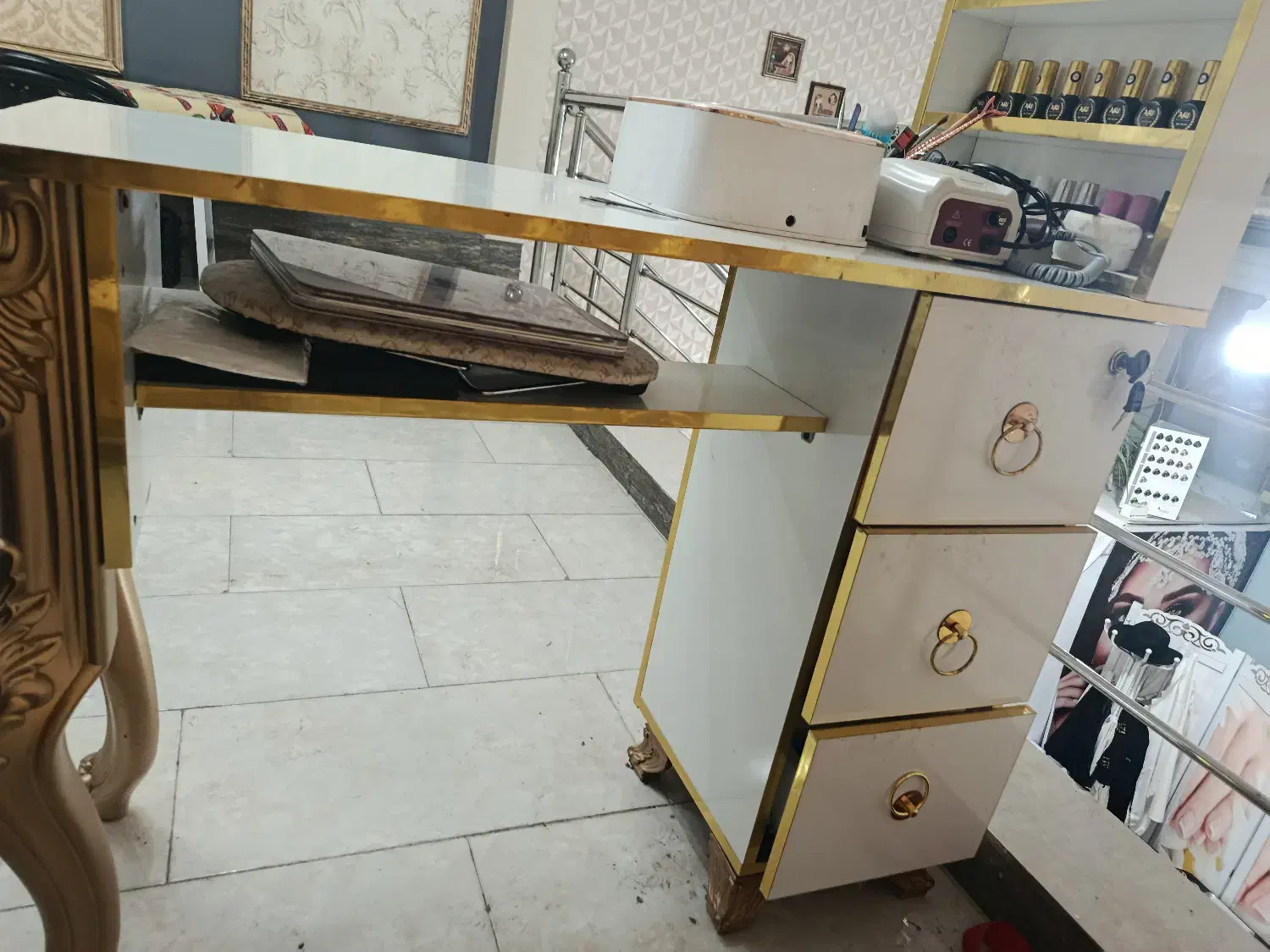 دکور آرایشگاه به خاطر تغییر دکوراسیون|آرایشگاه و سالن‌های زیبایی|شاهرود, |دیوار