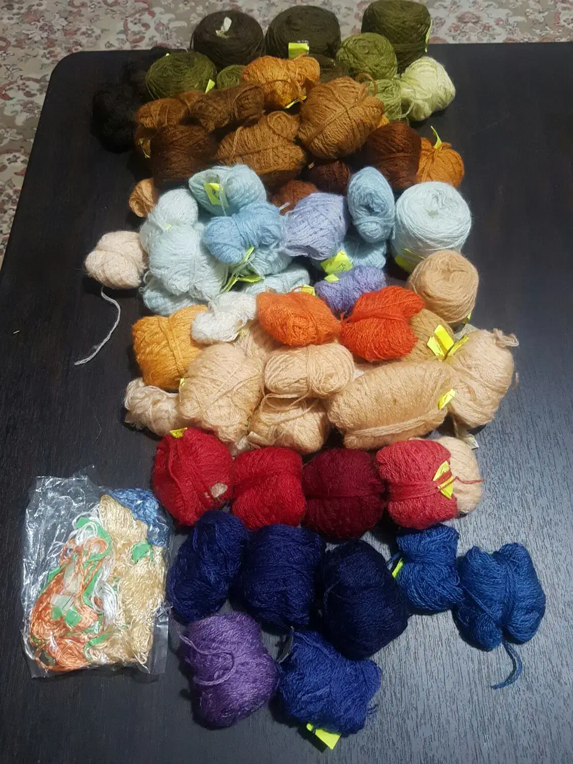 مقداری نخ ابریشم و نخ مرینوس قدیمی کامپیوتری|حراج|قائمشهر, |دیوار