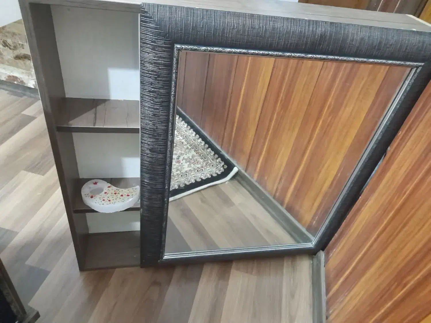 دلاور|جاکفشی، کمد، دراور|مشهد, چهارچشمه|دیوار