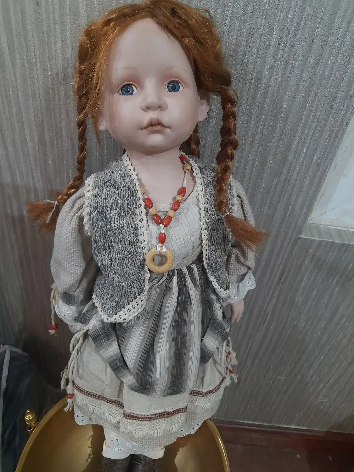 عروسک سرامیکی|کلکسیون اشیاء عتیقه|شاهین‌شهر, شهرک هشت بهشت|دیوار