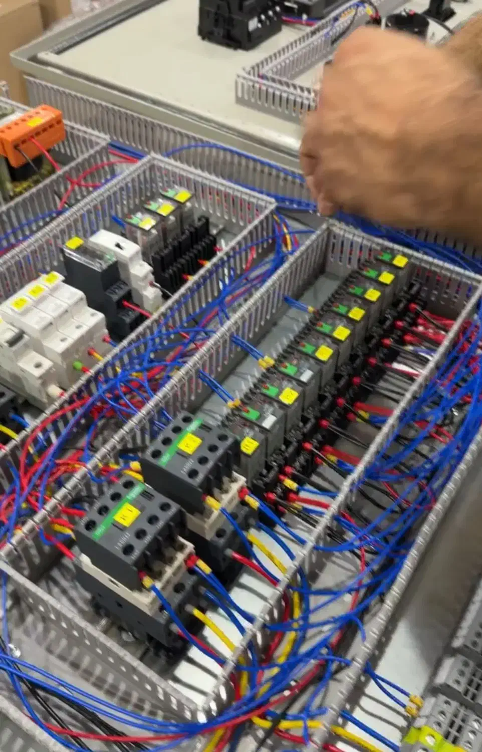 کارشناس برق صنعتی|خدمات پیشه و مهارت|اشتهارد, |دیوار