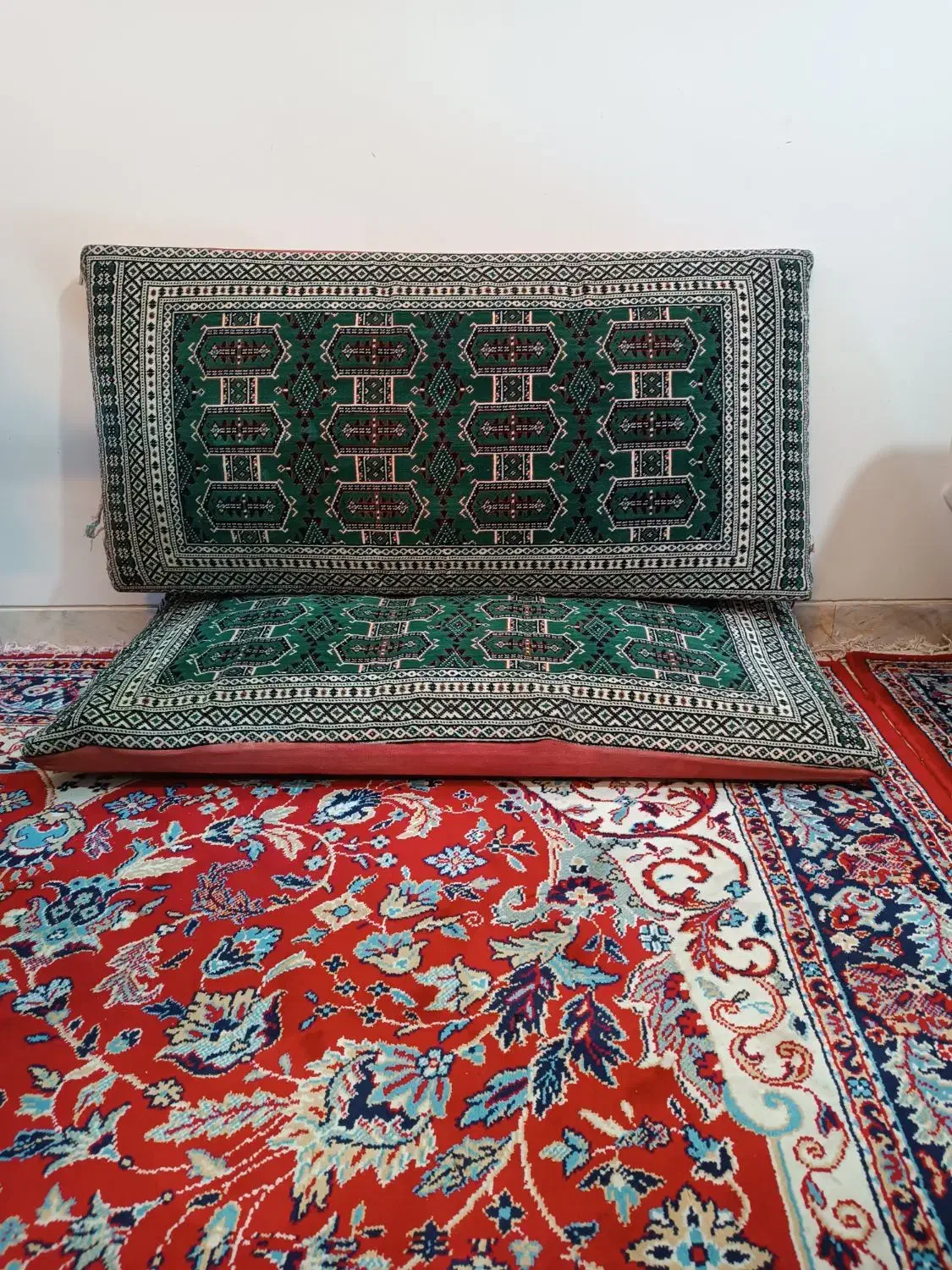 پشتی قالی ماشینی|پشتی|یزد, |دیوار