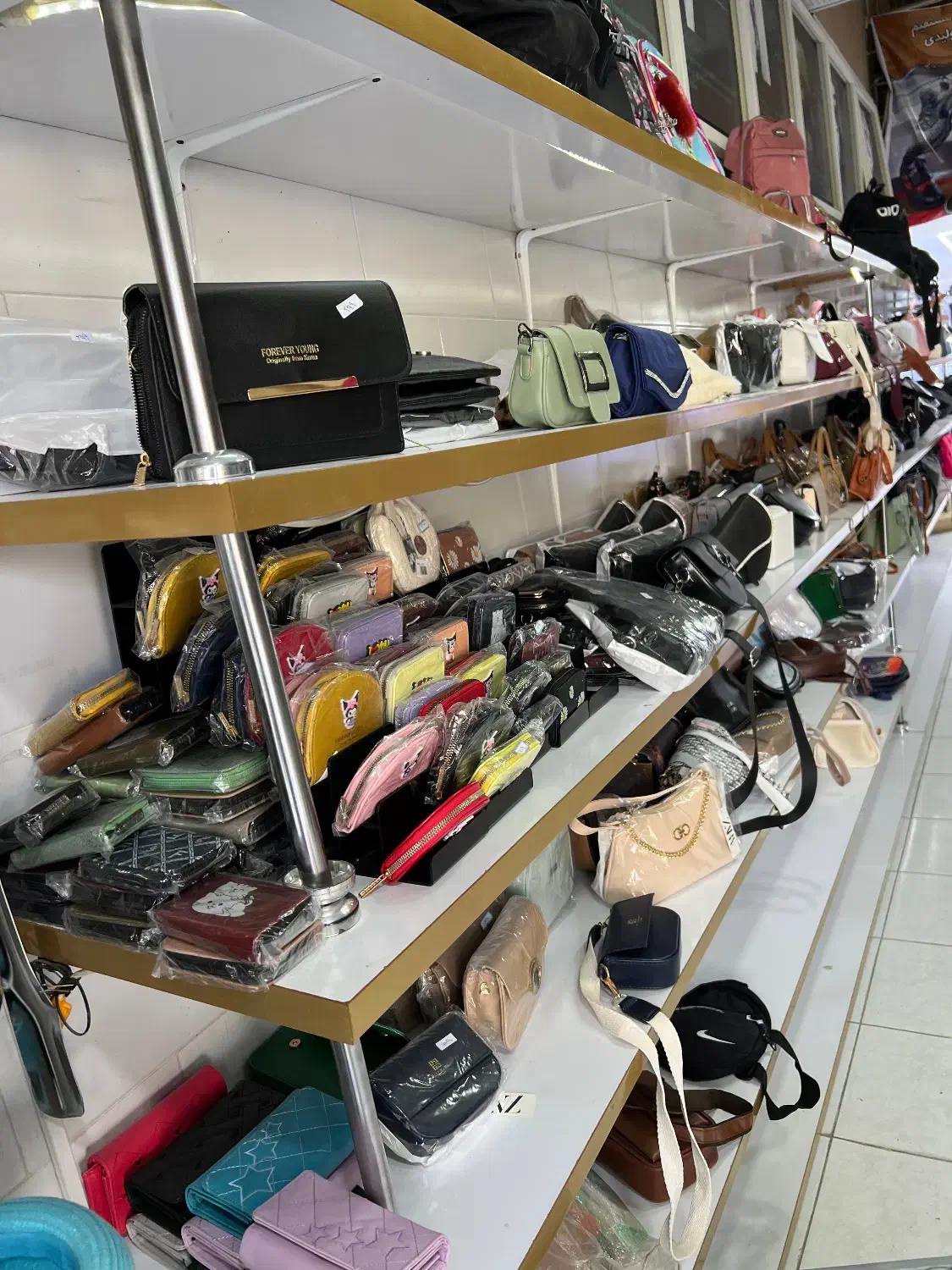 طبقه مغازه دکور کفش کیف لوازم آرایشی و تعدادی کفش|فروشگاه و مغازه|مرودشت, بیست متری بیمارستان|دیوار