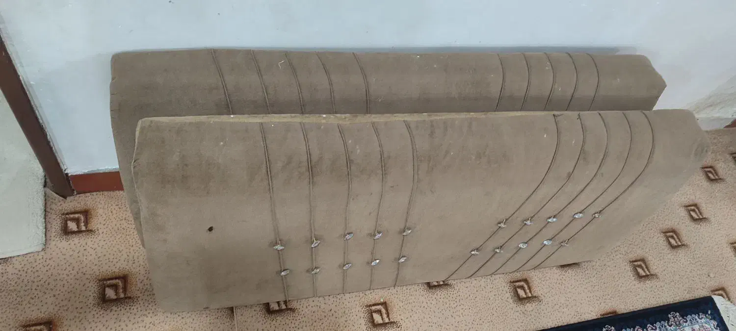 دو عدد پشتی|پشتی|رامهرمز, |دیوار