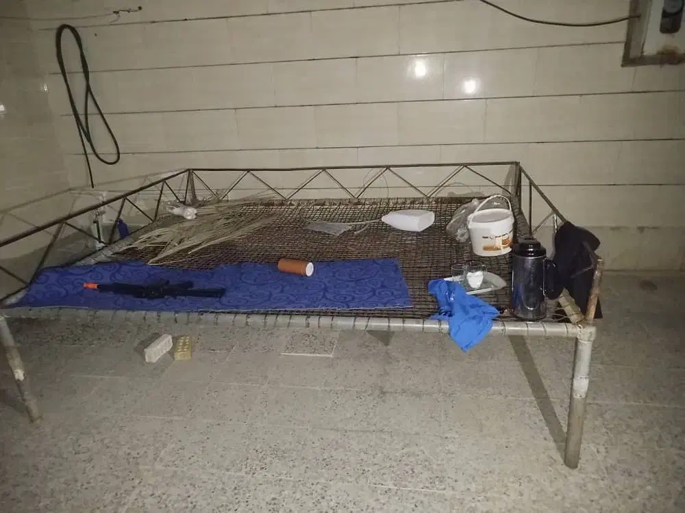 تخت فلزی قدیمی حیاط و باغ|تخت و سرویس خواب|دوگنبدان, |دیوار