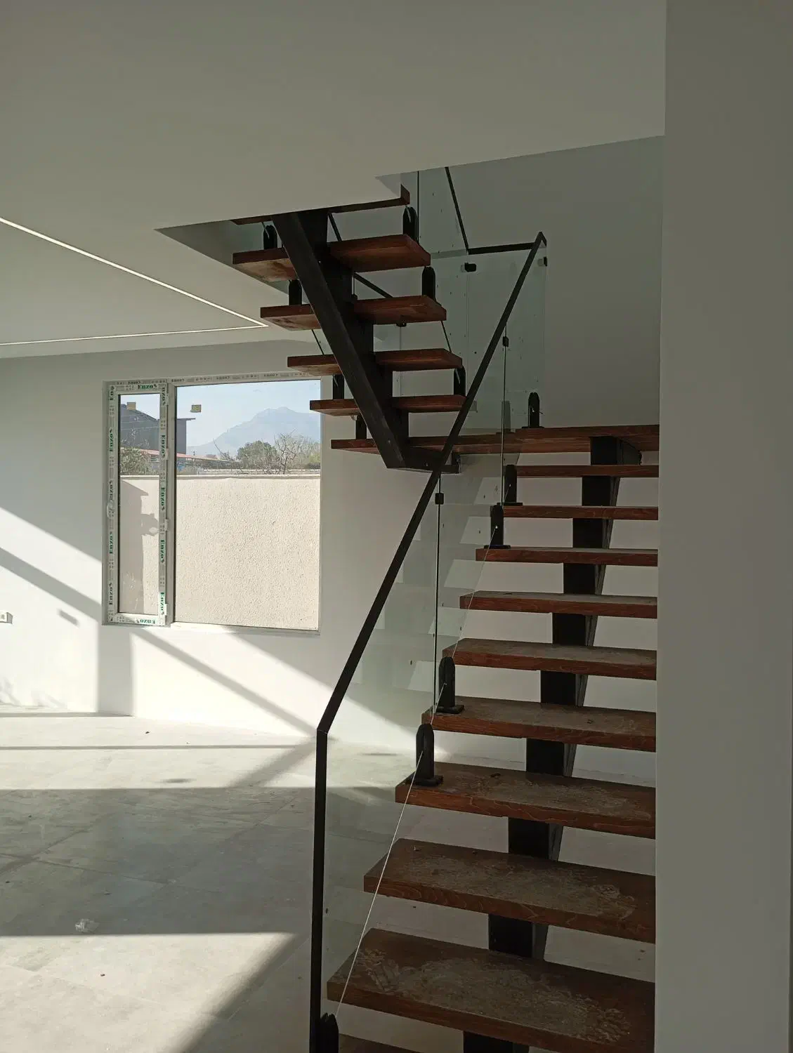 نصاب و نیروی ساده جهت نصب در و پنجره نیازمندیم|استخدام معماری، عمران و ساختمانی|تهران, پاسداران|دیوار