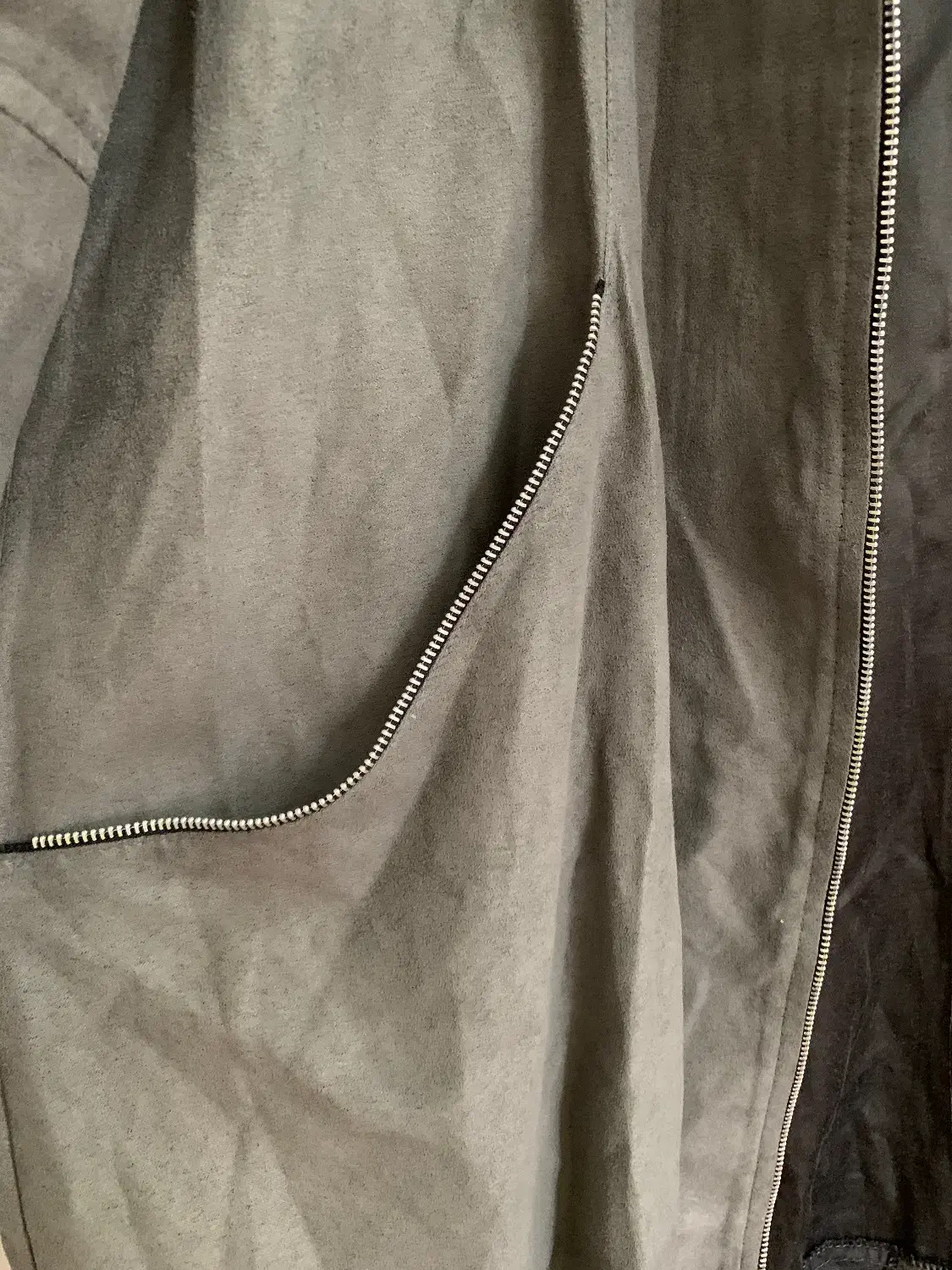 بارونی بلند|لباس|صومعه‌سرا, |دیوار