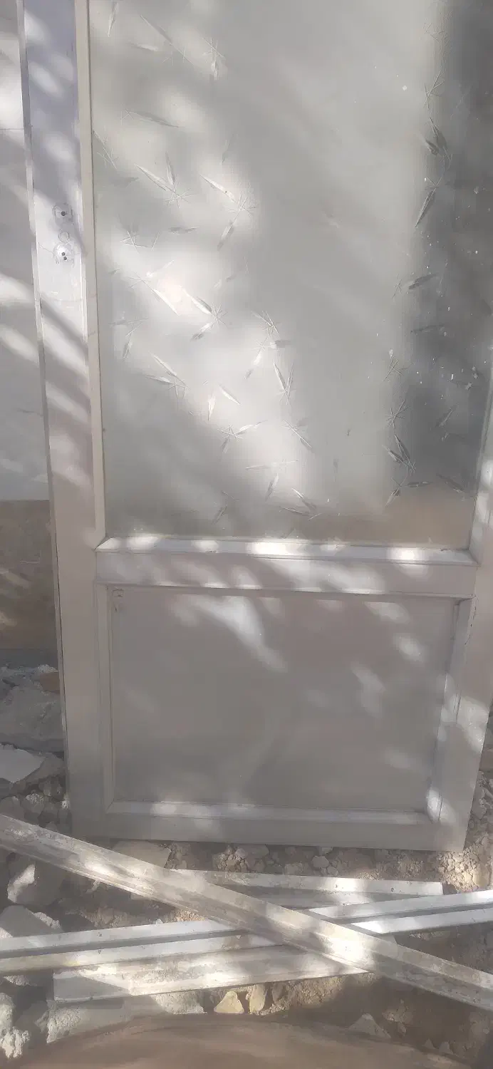 درب آلمینیومی کار کرده ولی تمیز|مصالح و تجهیزات ساختمان|فرخ‌شهر, |دیوار