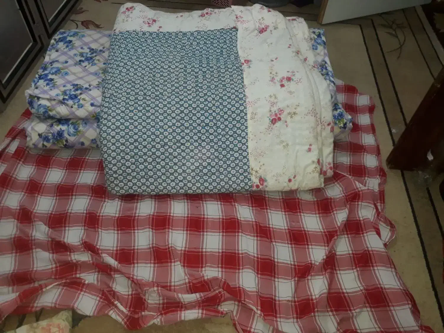 دو عدد لحاف بزرگ دو عدد هم تشک دو نفره|رختخواب، بالش، پتو|شوش, |دیوار