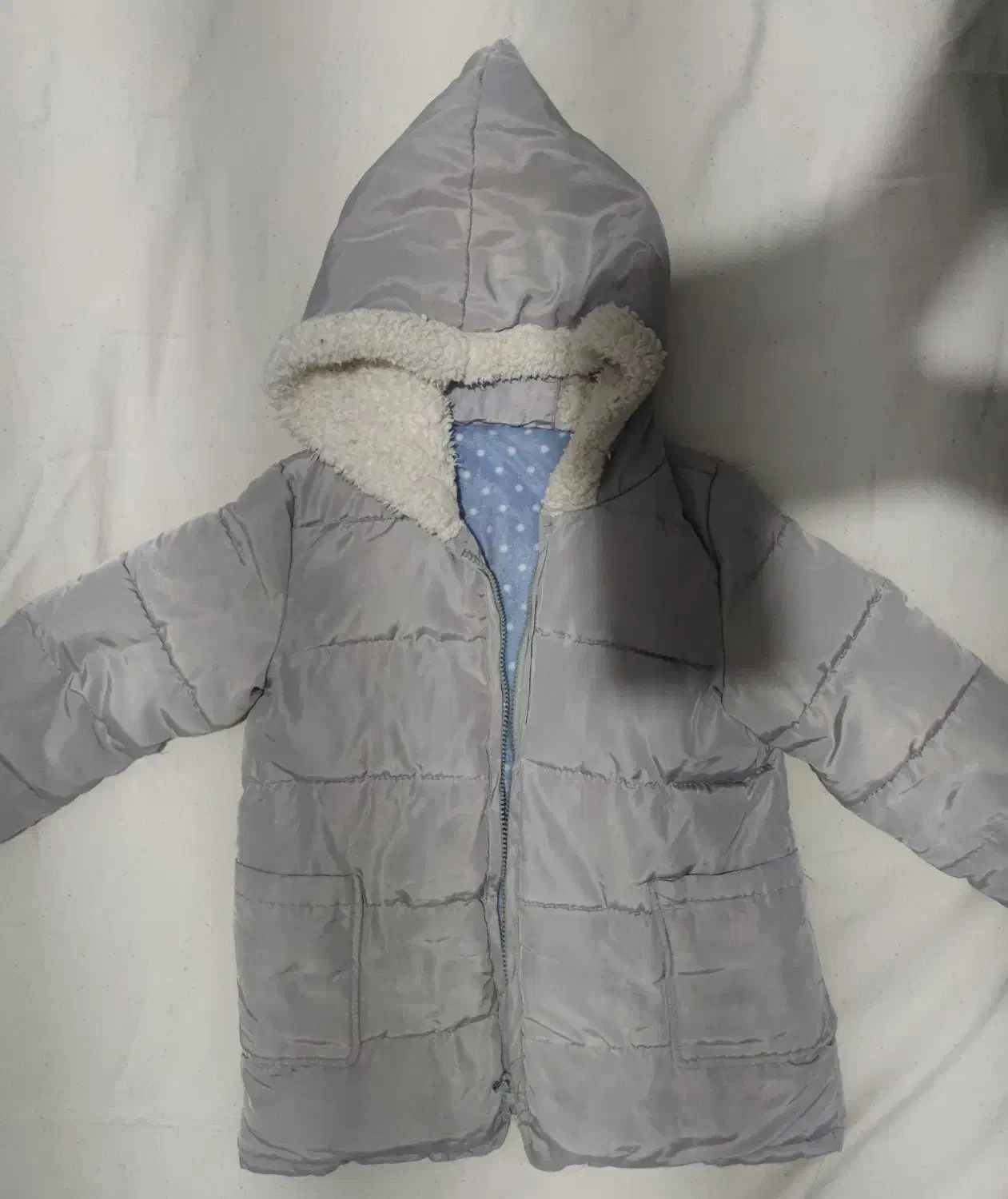 کاپشن|کفش و لباس بچه|شیراز, باغ تخت|دیوار