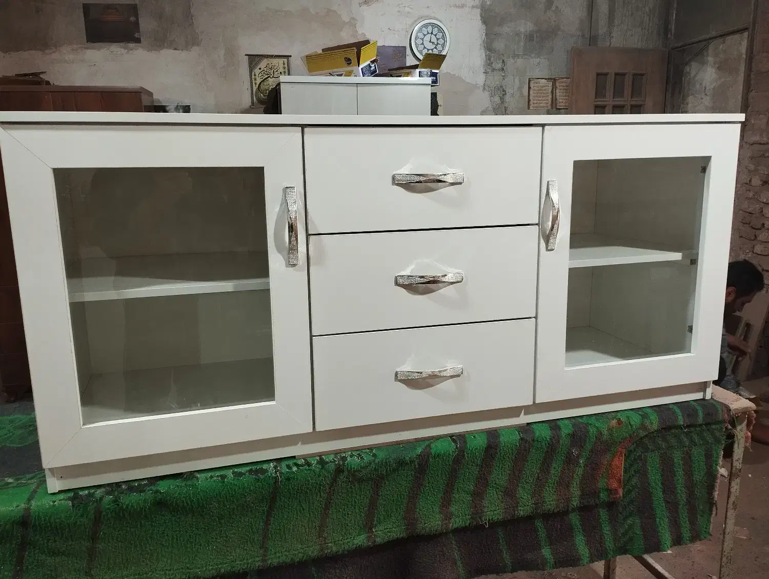 سلام یک عدد میز تلوزیون|میز تلویزیون|قم, قلعه کامکار|دیوار