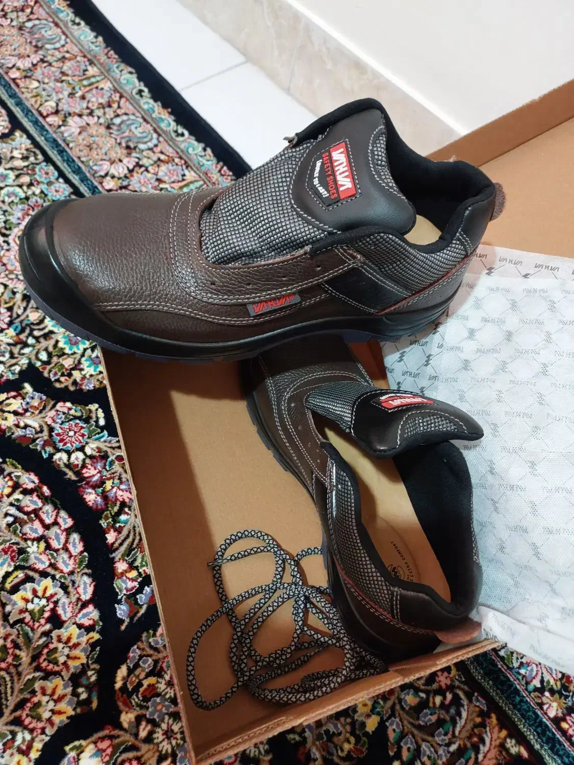 کفش کاروایمنی|کیف، کفش، کمربند|ری, علایین|دیوار