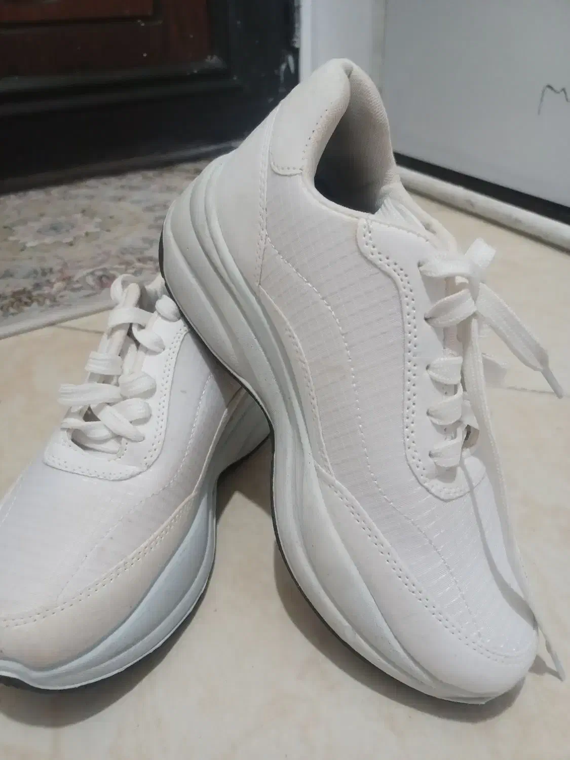 چند جفت کفش|کیف، کفش، کمربند|گلبهار, شهر جدید گلبهار|دیوار