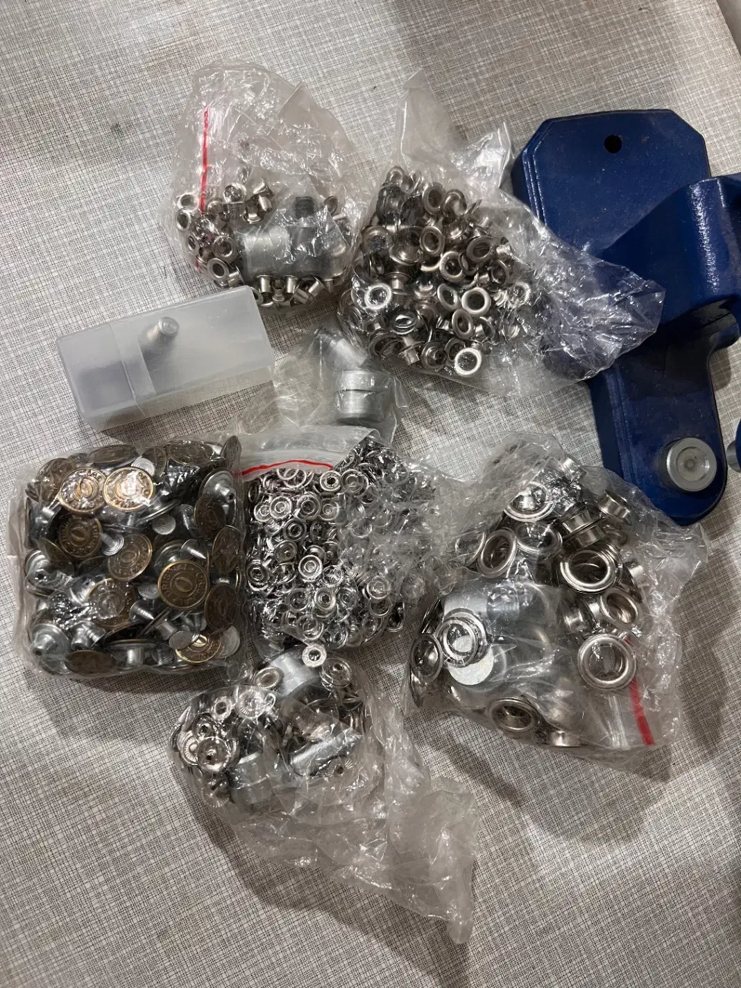 دکمه زن با هولدر|لوازم خیاطی و بافتنی|پردیس, فاز ۳|دیوار