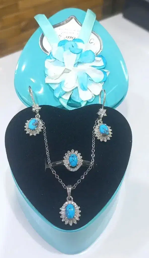 ست نقره-فیروزه زنونه|جواهرات|نیشابور, محله میدان باغات|دیوار