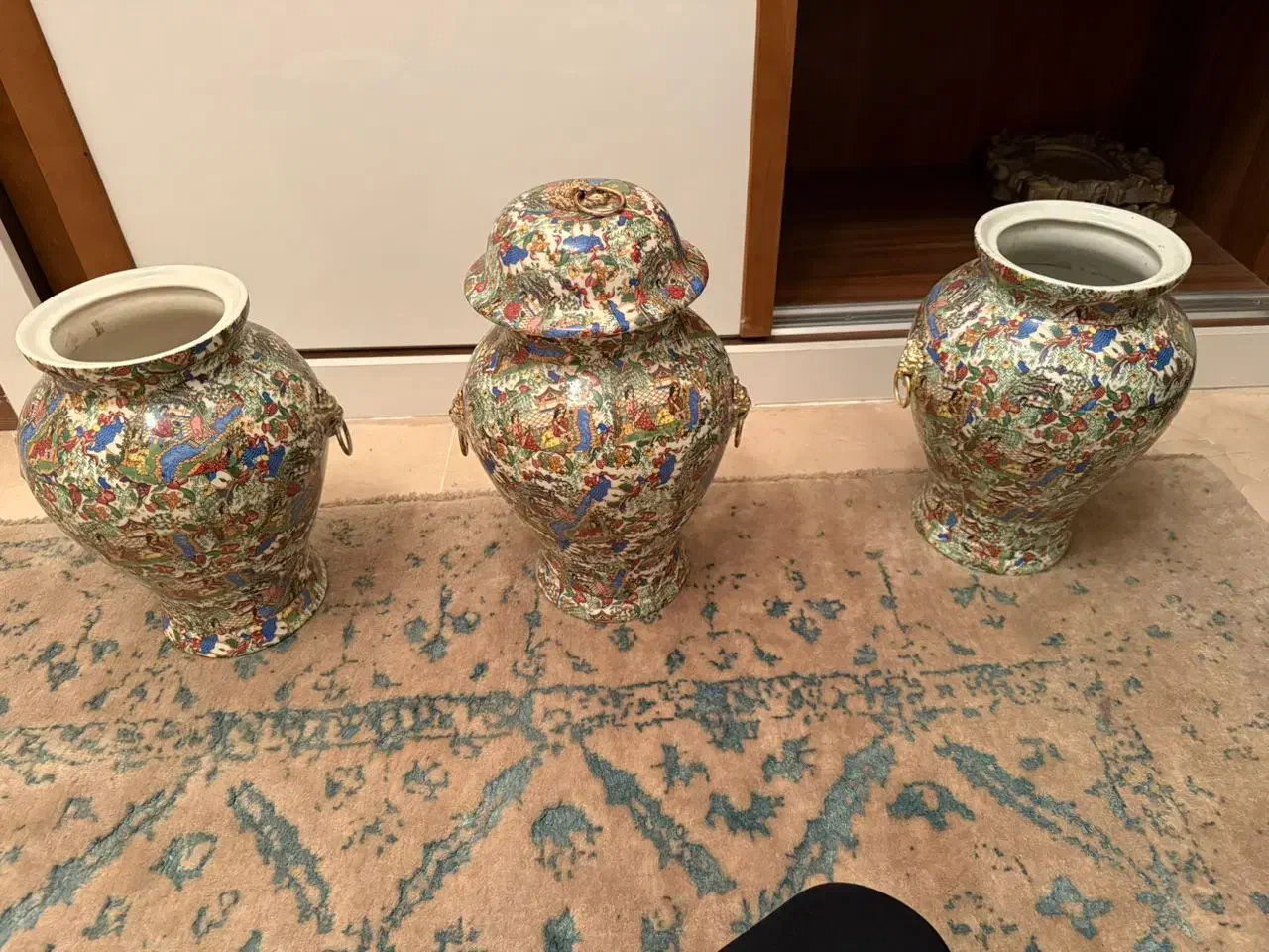 یک عدد کاپ بهمراه دو عدد گلدان چینی|صنایع دستی و سایر لوازم تزئینی|تهران, اختیاریه|دیوار