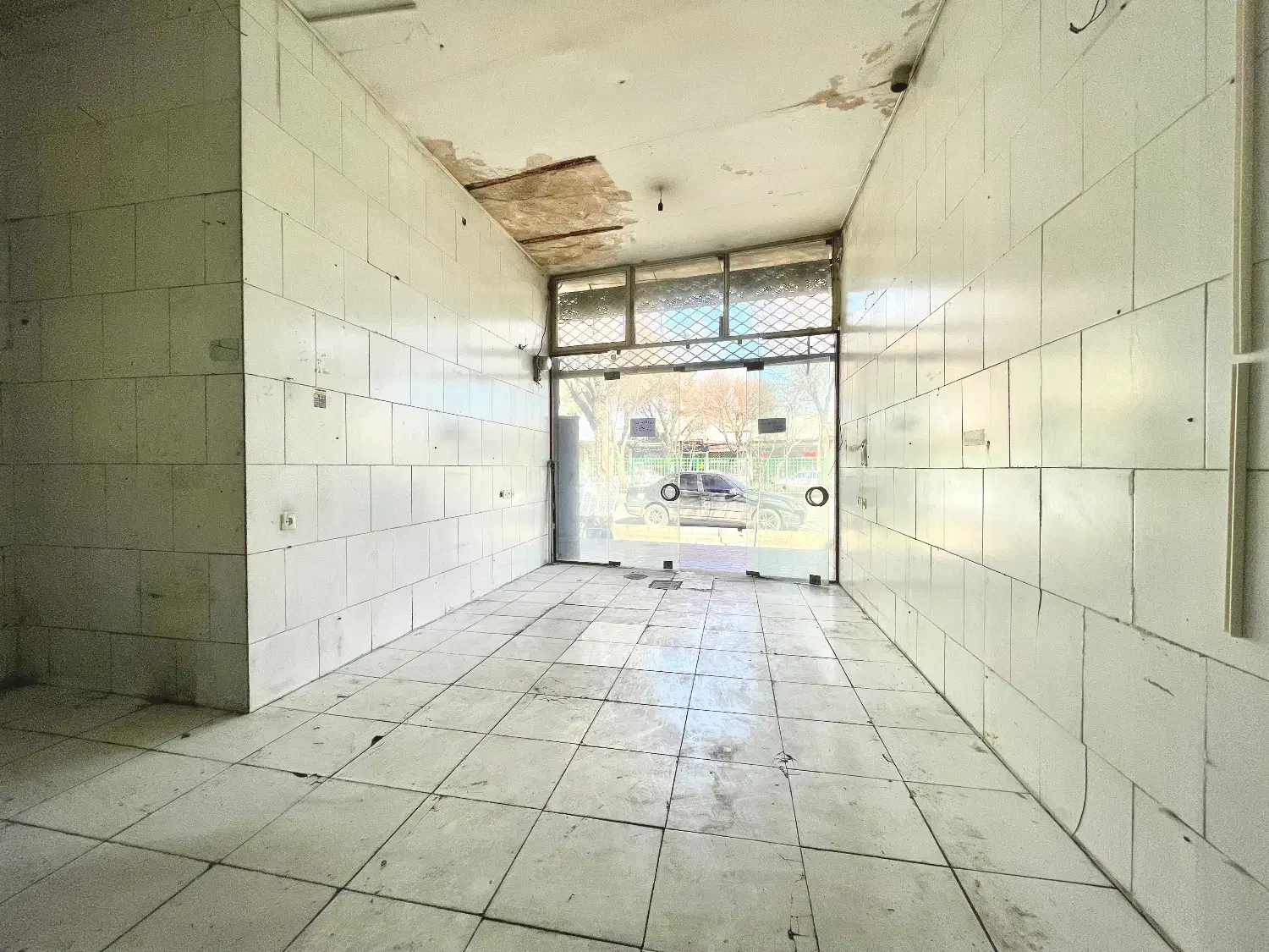 مغازه ۳۲ متری بر کهندژ (بعد از لادان)|اجارهٔ مغازه و غرفه|اصفهان, جنیران (لادان)|دیوار