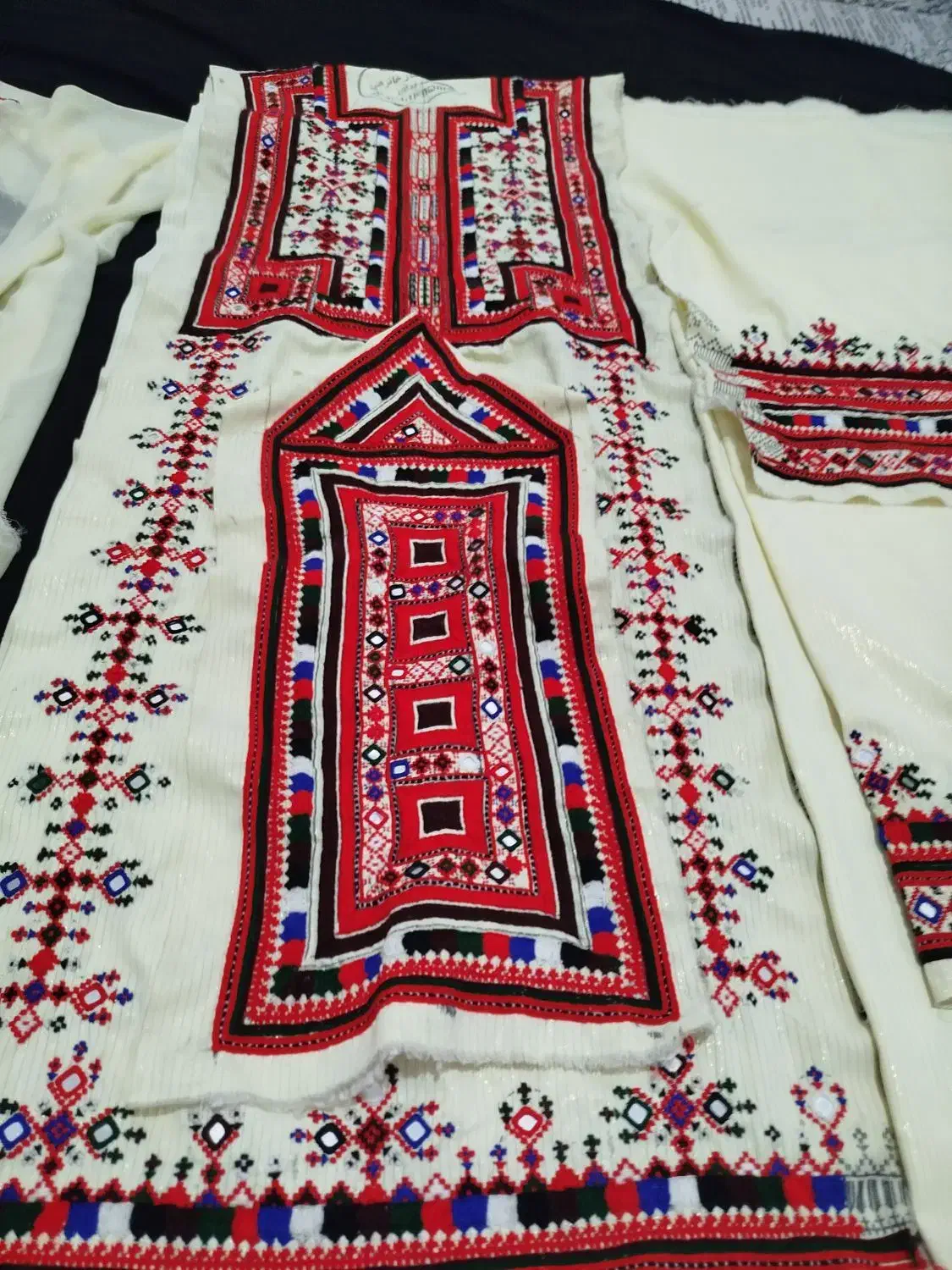 زیح لباس|لباس|جالق, |دیوار