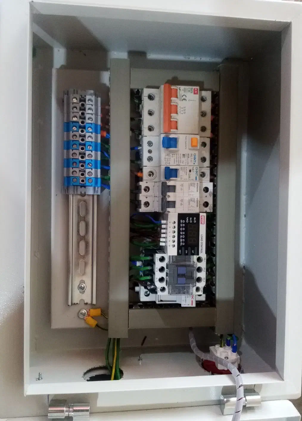 خدمات برق صنعتی مونتاژ تابلو برق|خدمات پیشه و مهارت|میبد, |دیوار