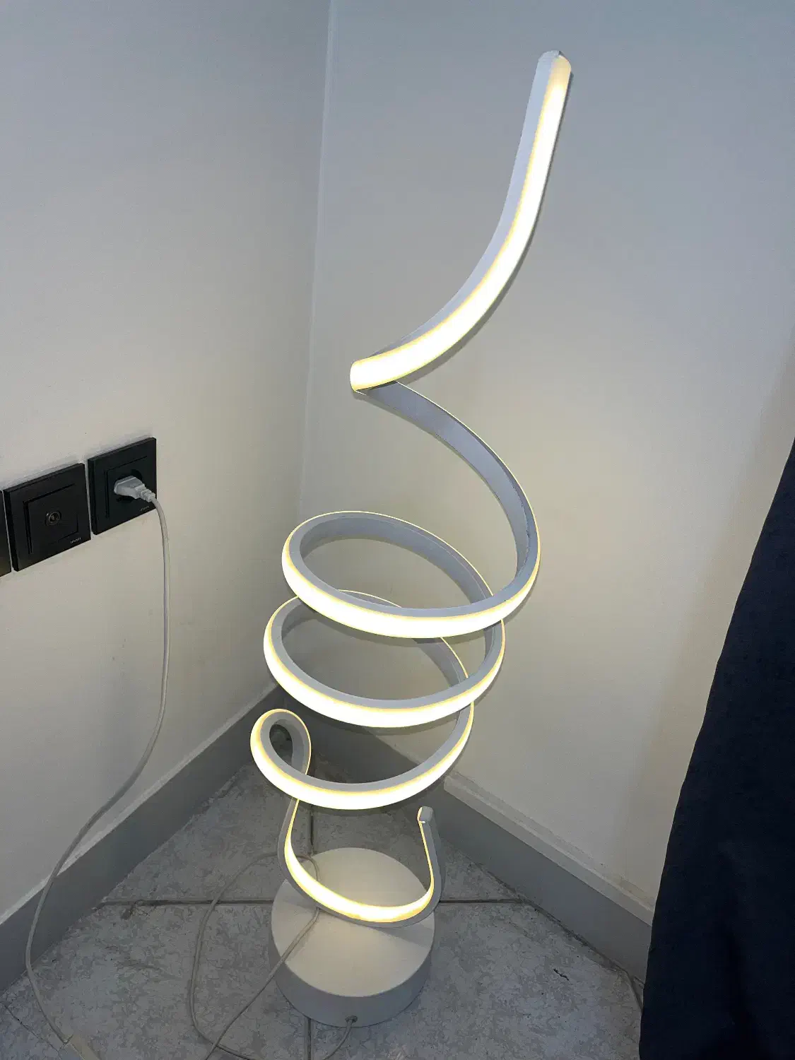 اباژور|چراغ خواب و آباژور|رشت, سعدی (تختی)|دیوار