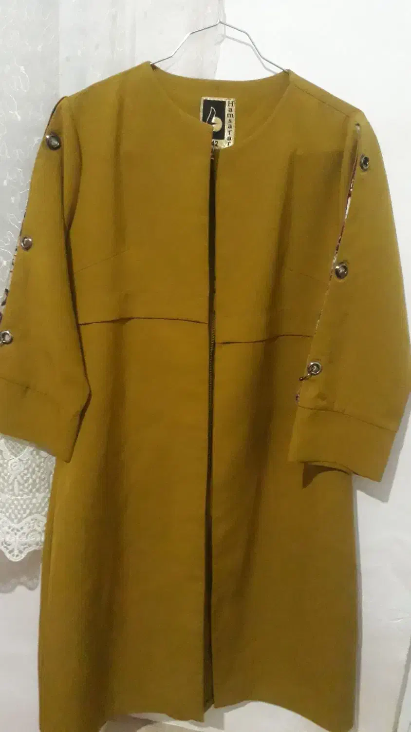 تعدادی مانتو درحدنو|لباس|میانه, |دیوار