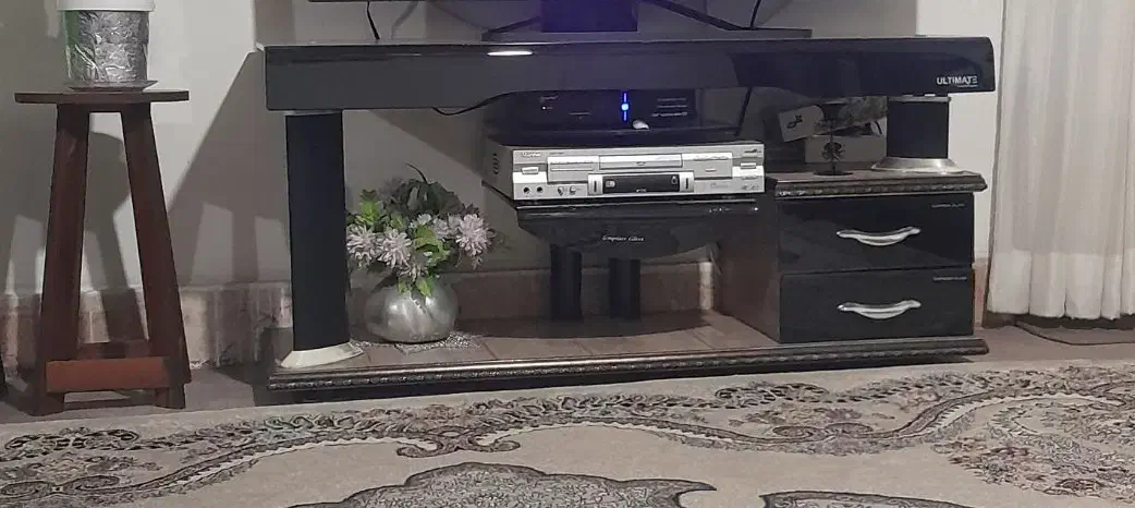 میزتی وی|میز تلویزیون|گلبهار, شهر جدید گلبهار|دیوار