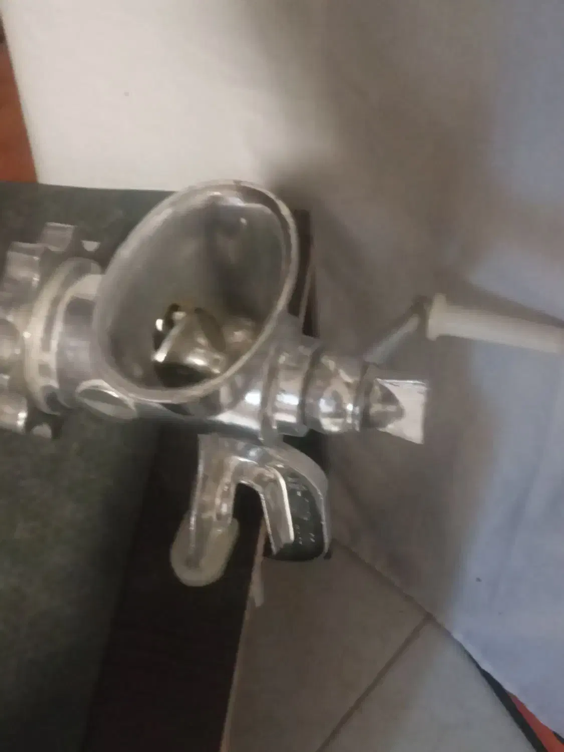 چرخ گوشت دستی آلومینیومی قدیمی|خردکن، آسیاب، غذاساز|رودسر, |دیوار