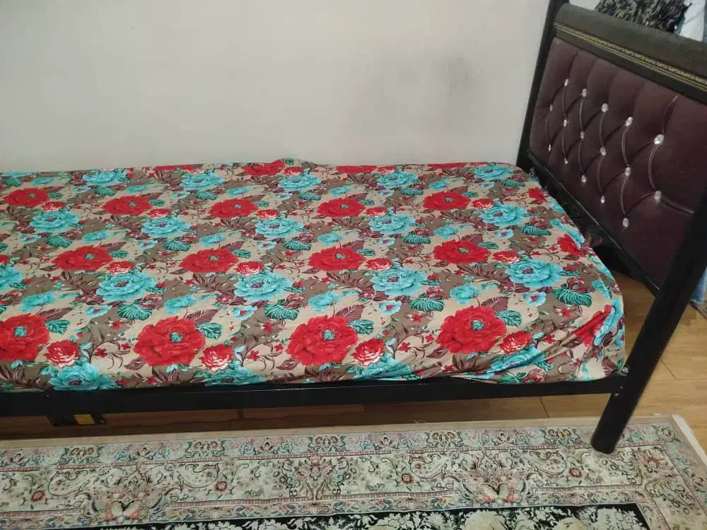 تخت یک نفره فلزی در حد نو|تخت و سرویس خواب|اسلام‌شهر, شهرک واوان|دیوار