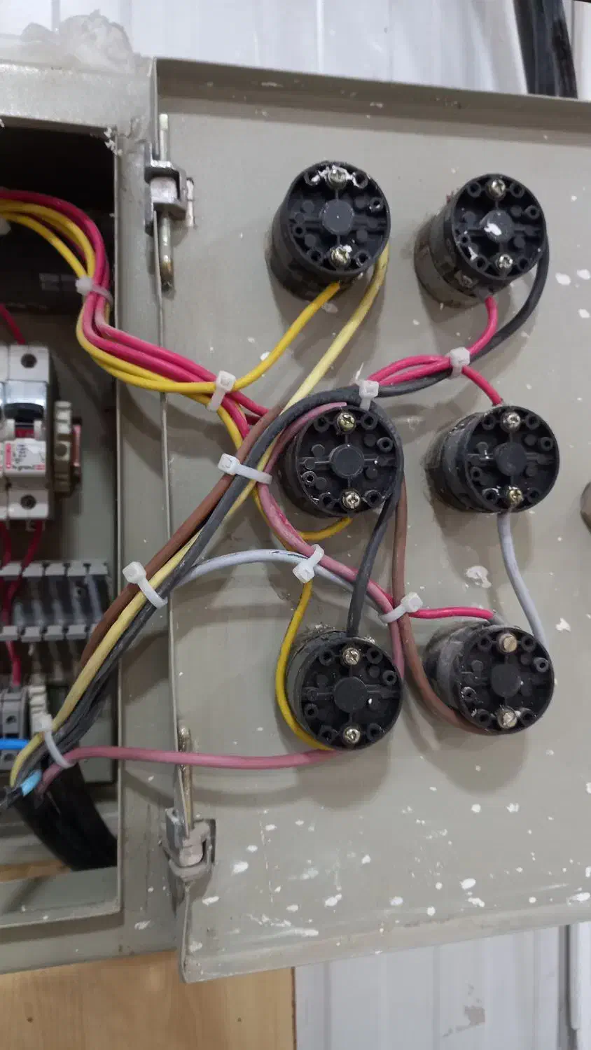 رفع اتصالی و سیم کشی و برقکاری ساختمان|خدمات پیشه و مهارت|بجنورد, |دیوار