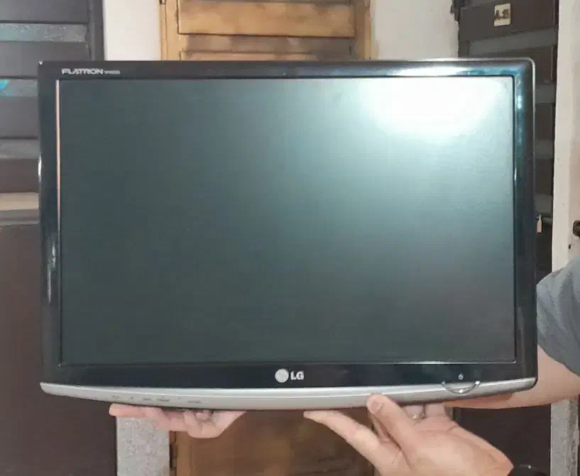 مانیتور ۱۹ً اینچ عریض LG مدل 1952s|قطعات و لوازم جانبی رایانه|همدان, |دیوار