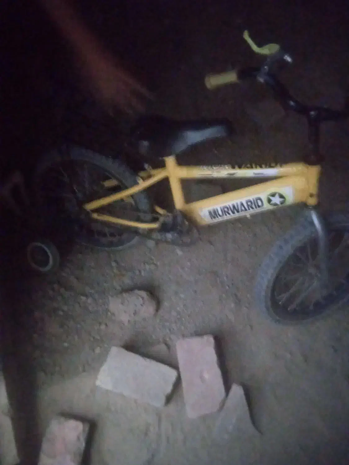 دوچرخه|دوچرخه، اسکیت، اسکوتر|خاش, |دیوار