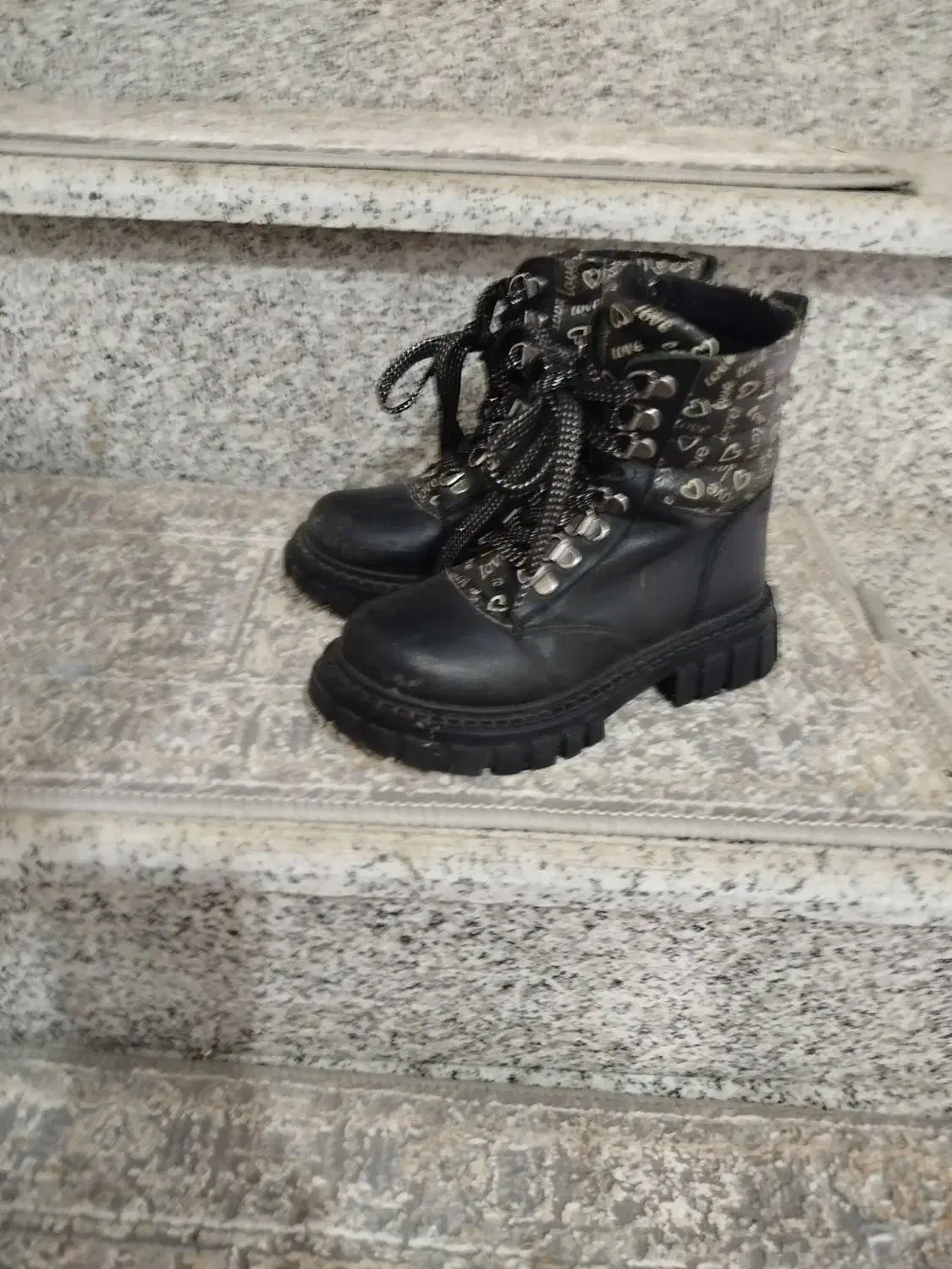 کفش|کفش و لباس بچه|نقده, |دیوار