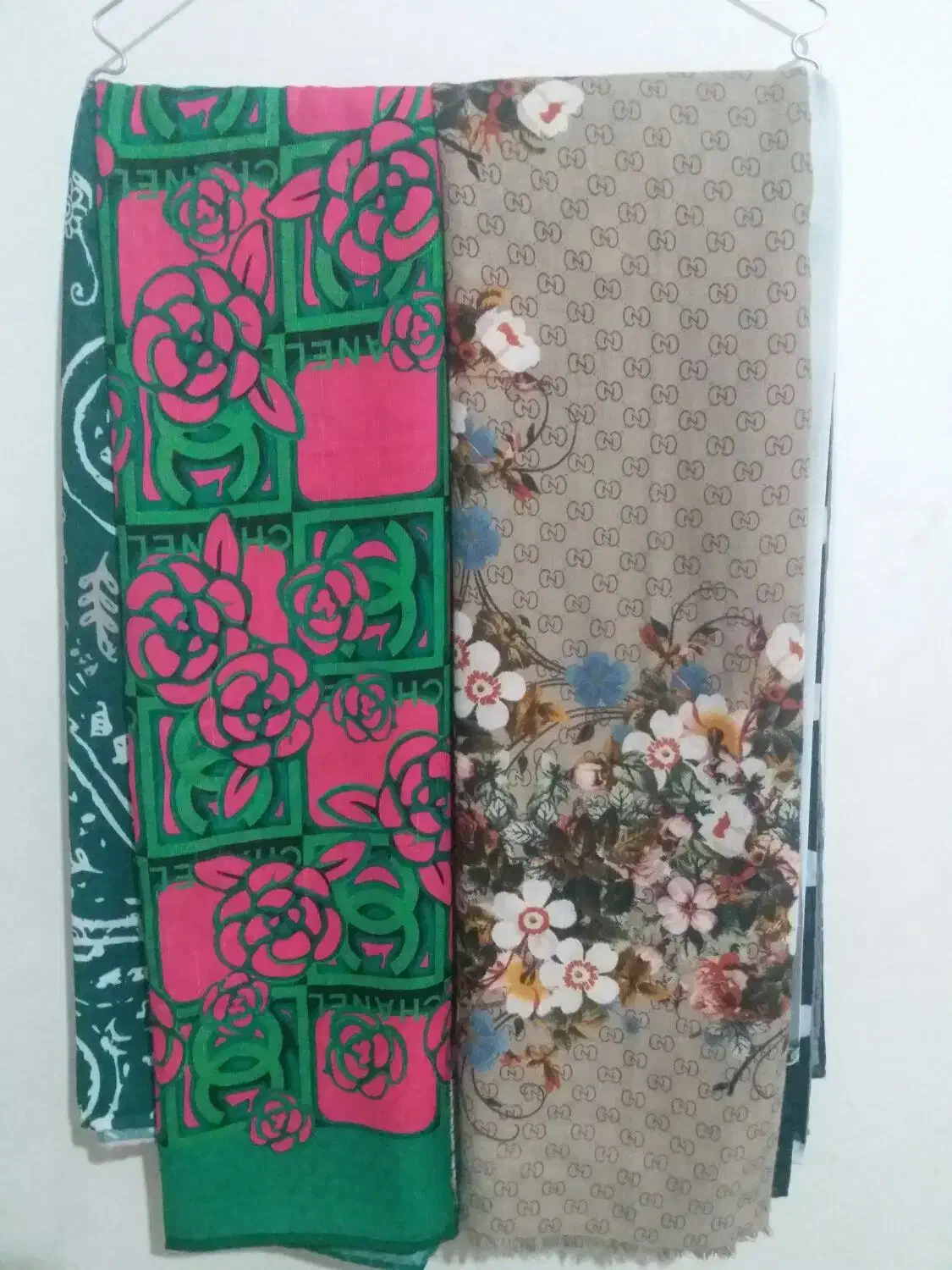 تعدادی روسری وشومیز|لباس|رباط‌کریم, رباط‌کریم|دیوار